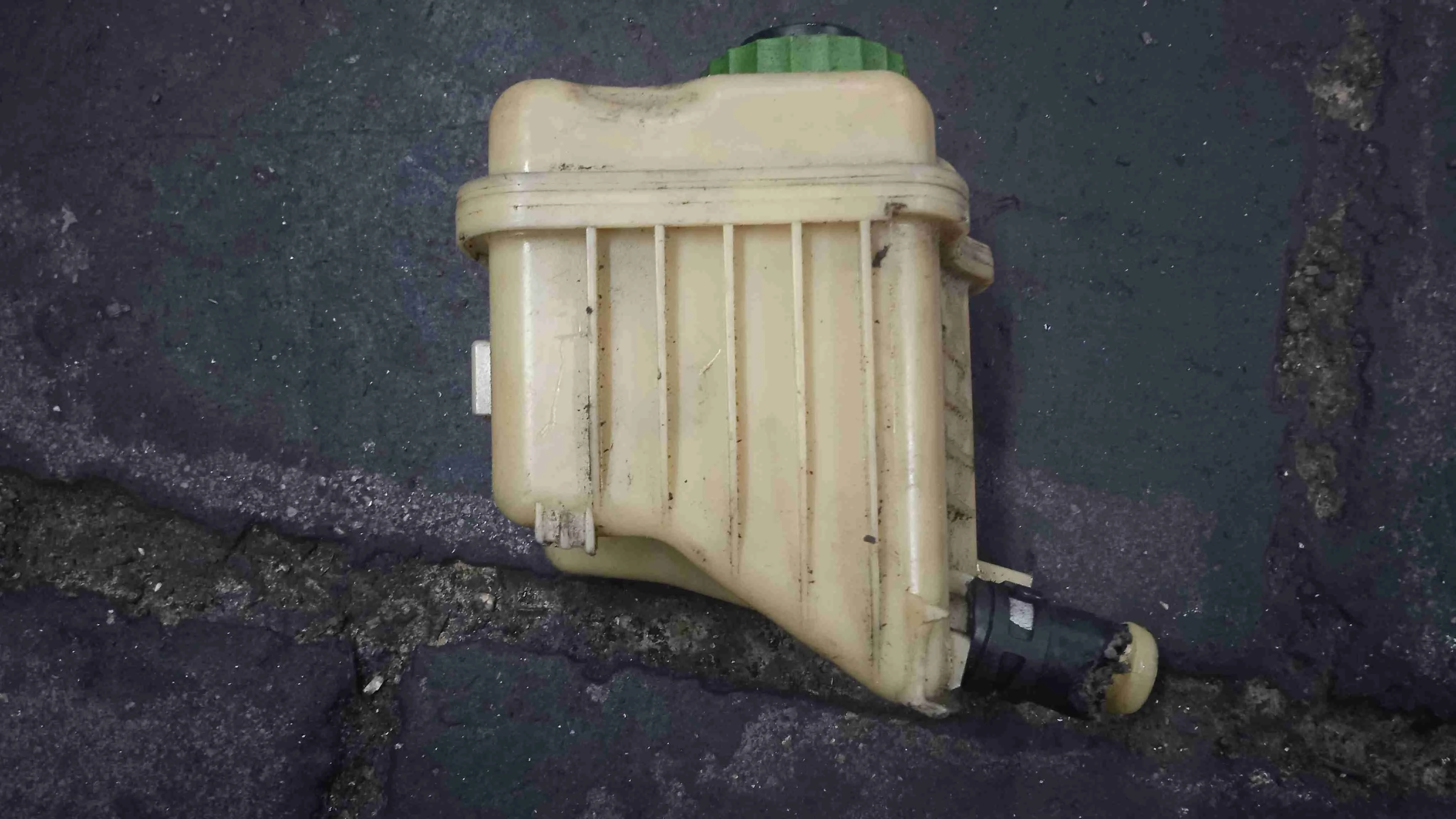 Бачок расширительный Audi 4M (2015—2020) 7L6422371E
 CUD