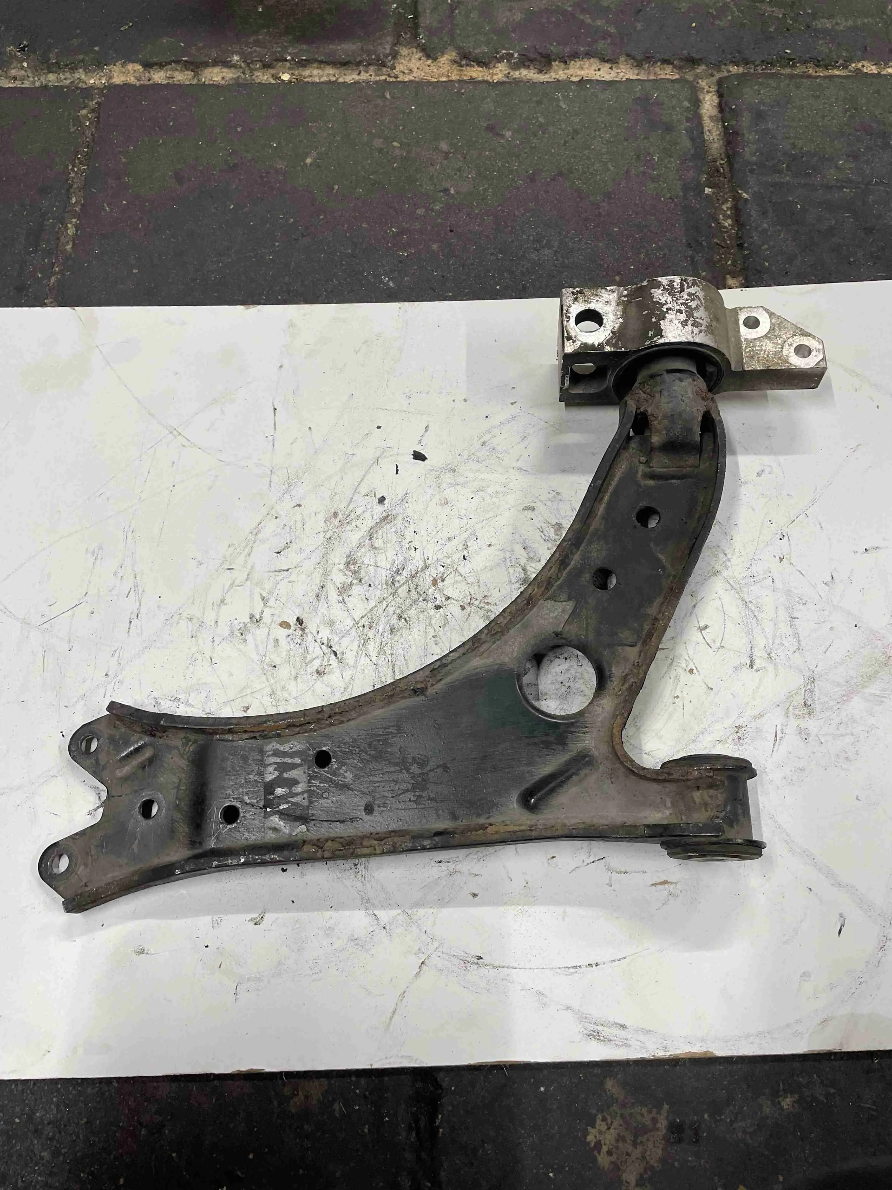 Рычаг передний правый Volkswagen Mk6 (2008—2012) 1K0407190E
 BMY