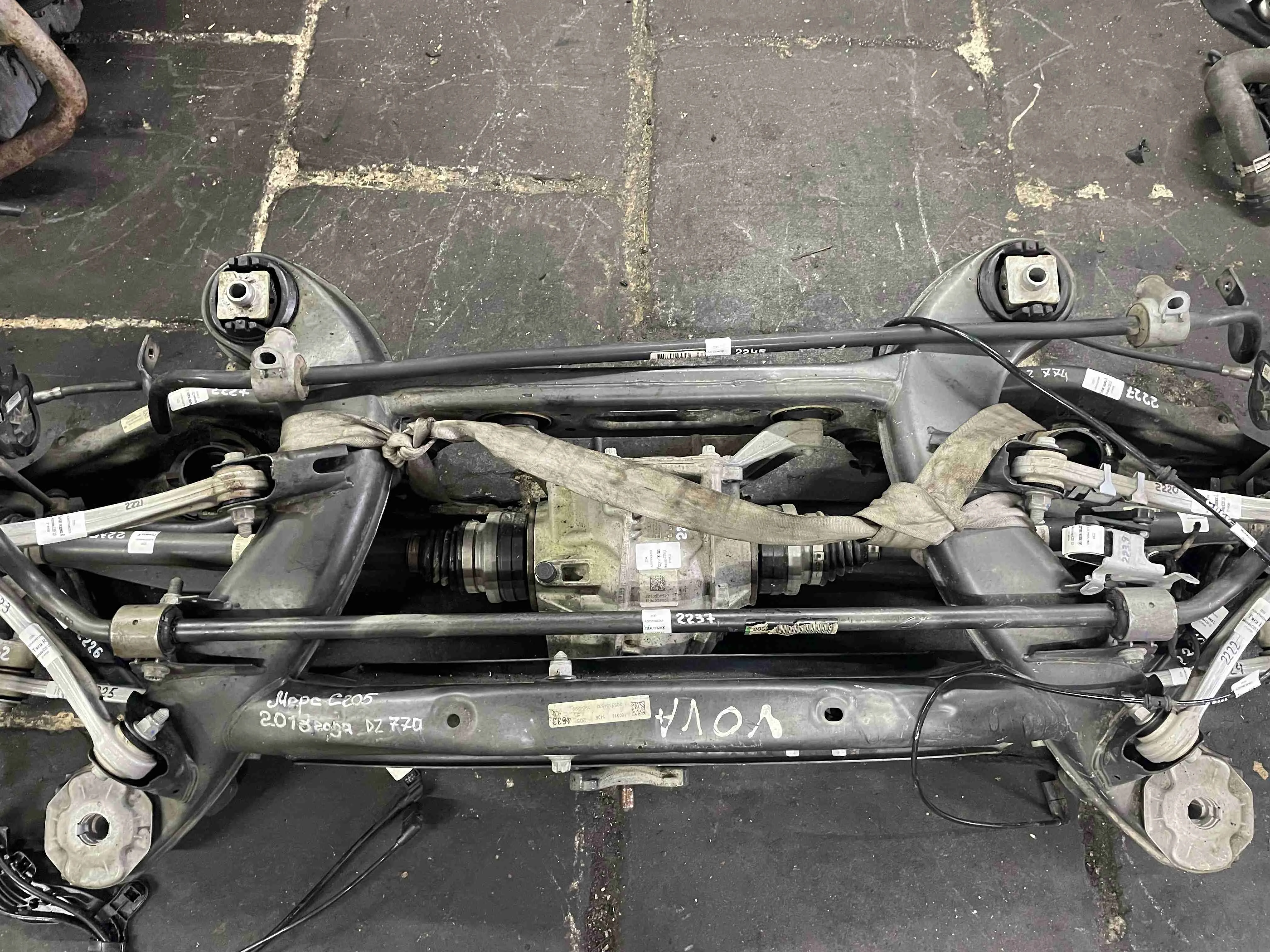 Стабилизатор подвески (поперечной устойчивости) задний Mercedes-Benz W205/S205/C205/A205 (2014—2018) A2053260265
; A2053260865 274920