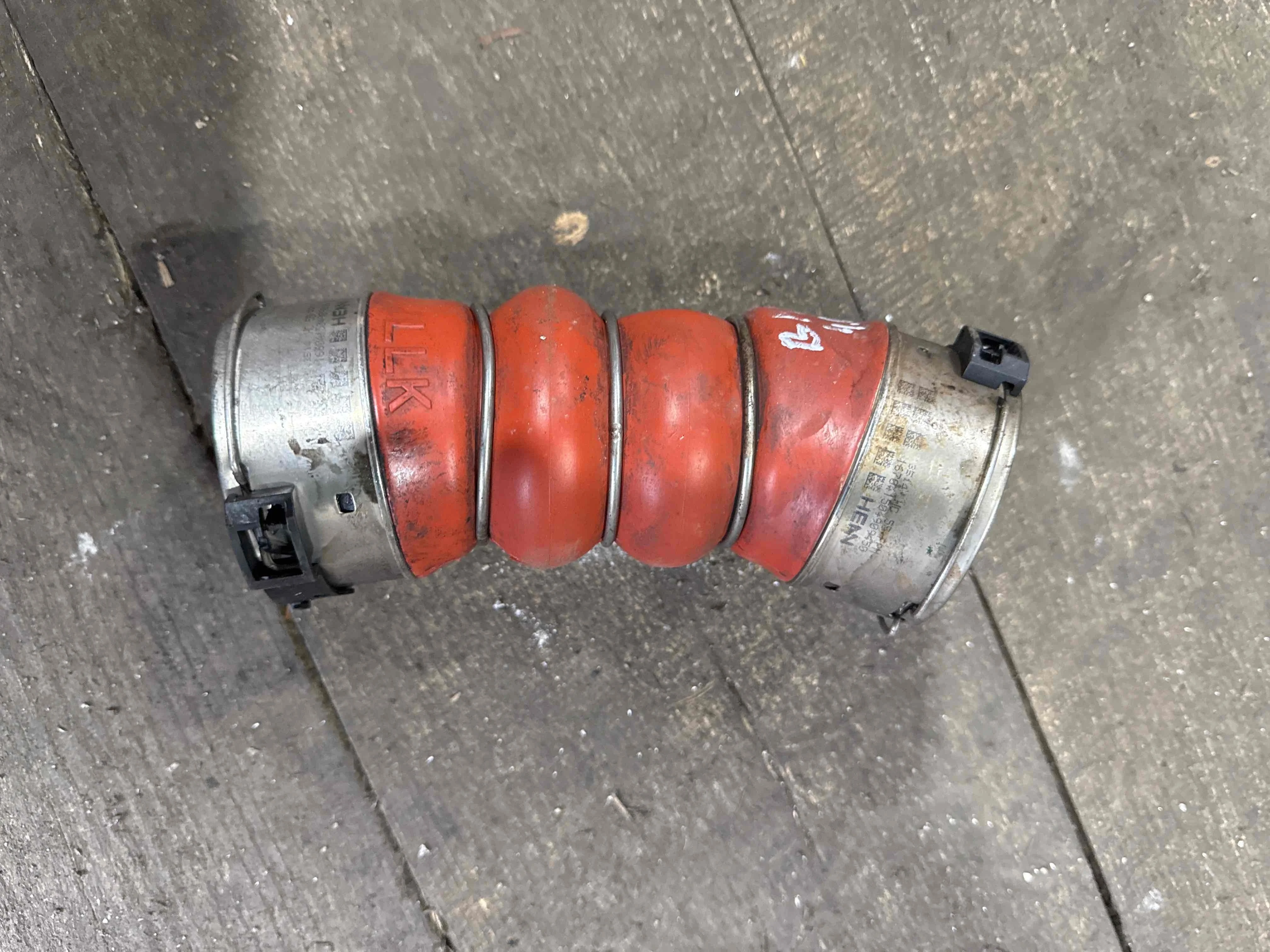 Патрубок (трубопровод, шланг) BMW F10/F11 (2009—2013) 11617805401
 N57D30A