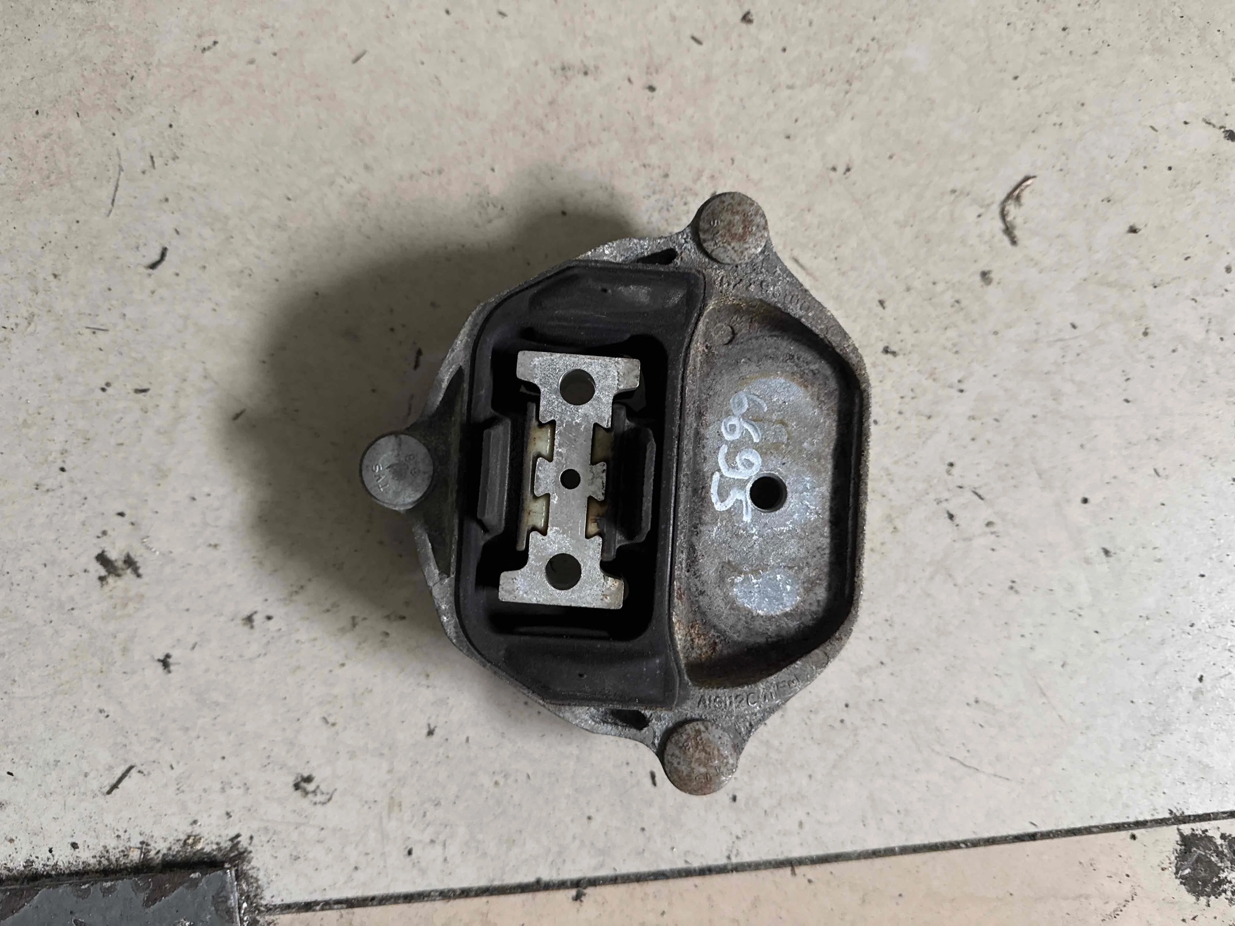 Подушка крепления КПП Audi II (2016—2020) 8K0399151
 CDN