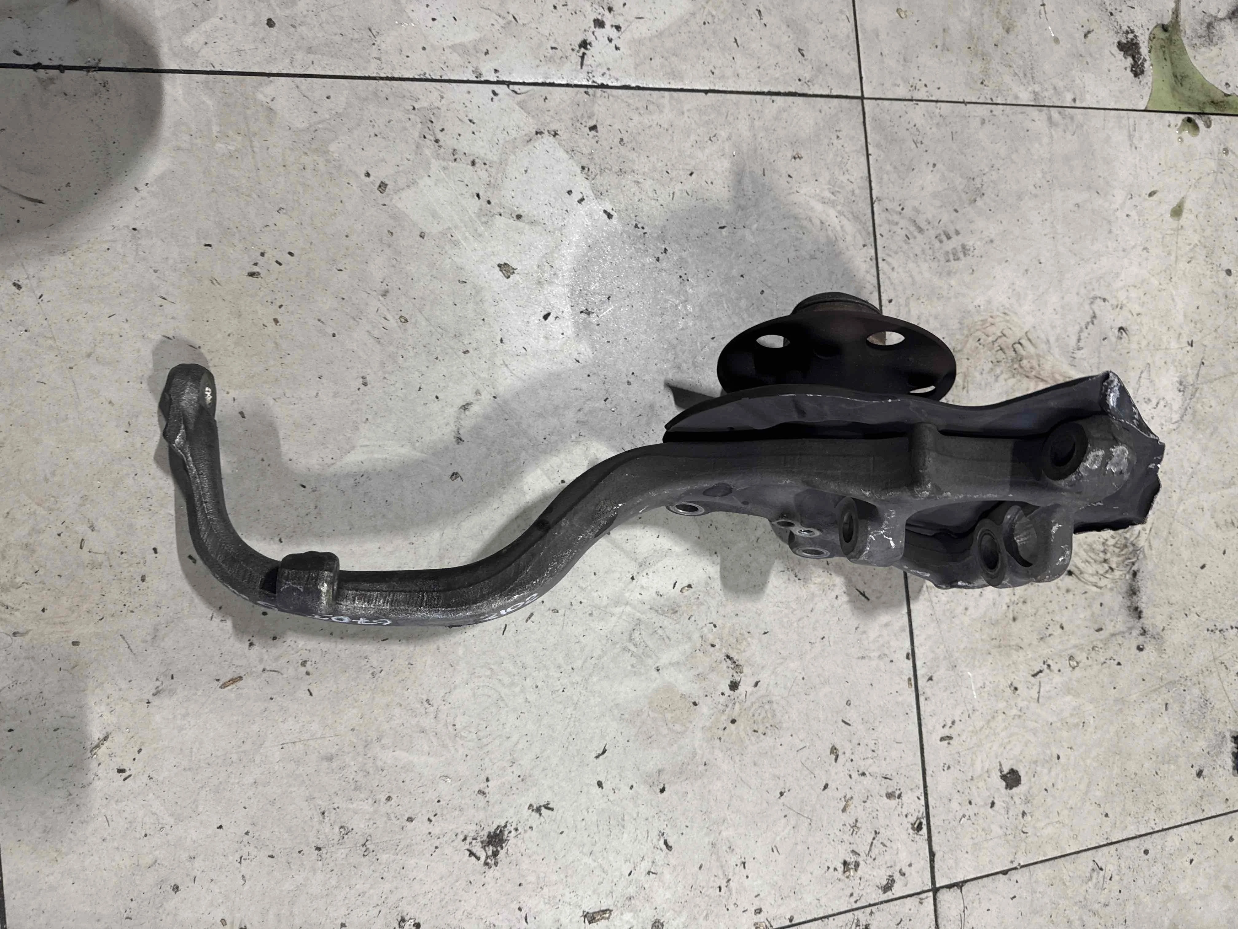 Кулак поворотный левый Mercedes-Benz W221 (2005—2009) A2213324501
; A2213322901 272965