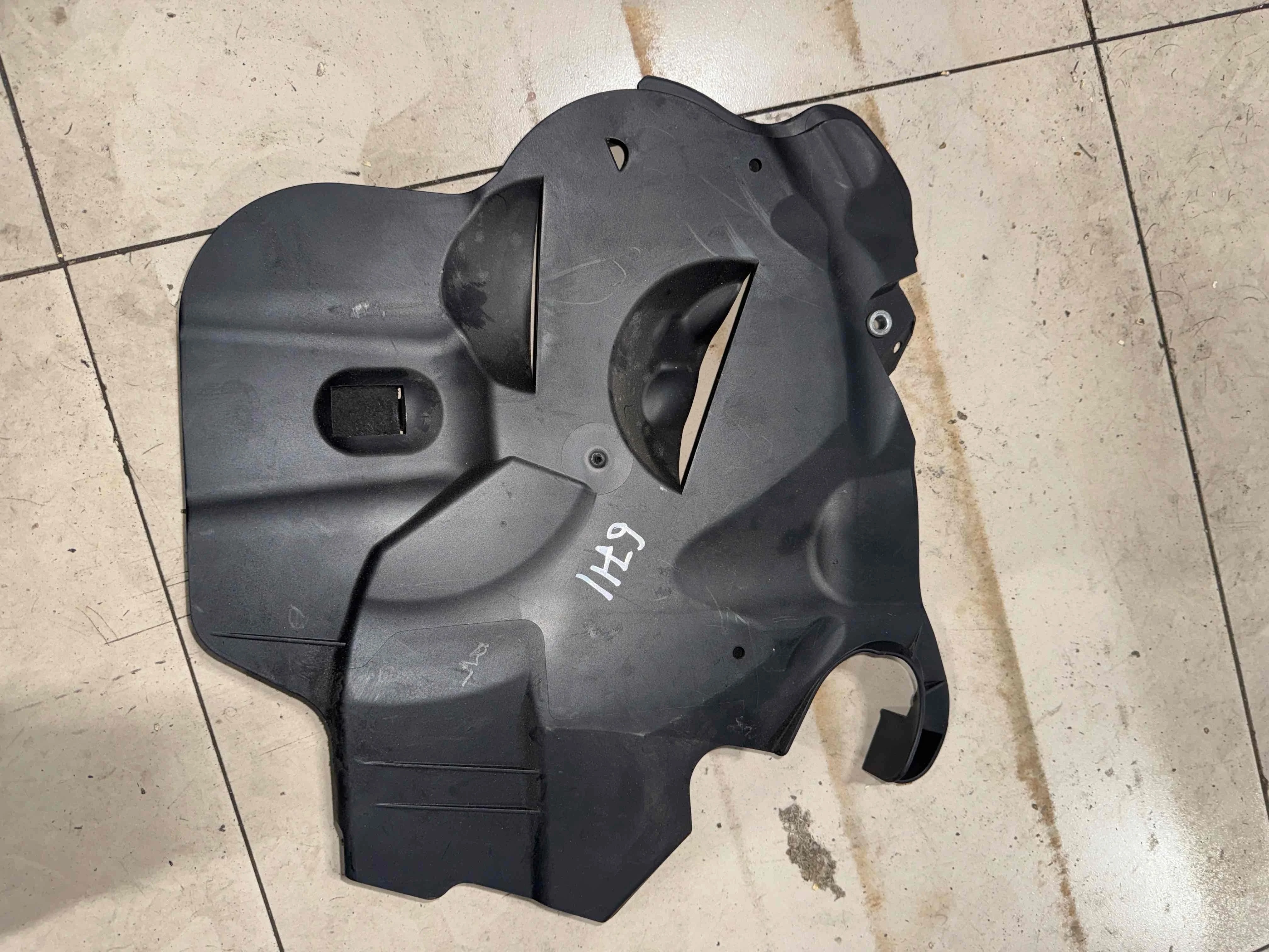 Декоративная крышка двигателя Mercedes-Benz X166 (2012—2016) A6420105667
; A6420105012 642826