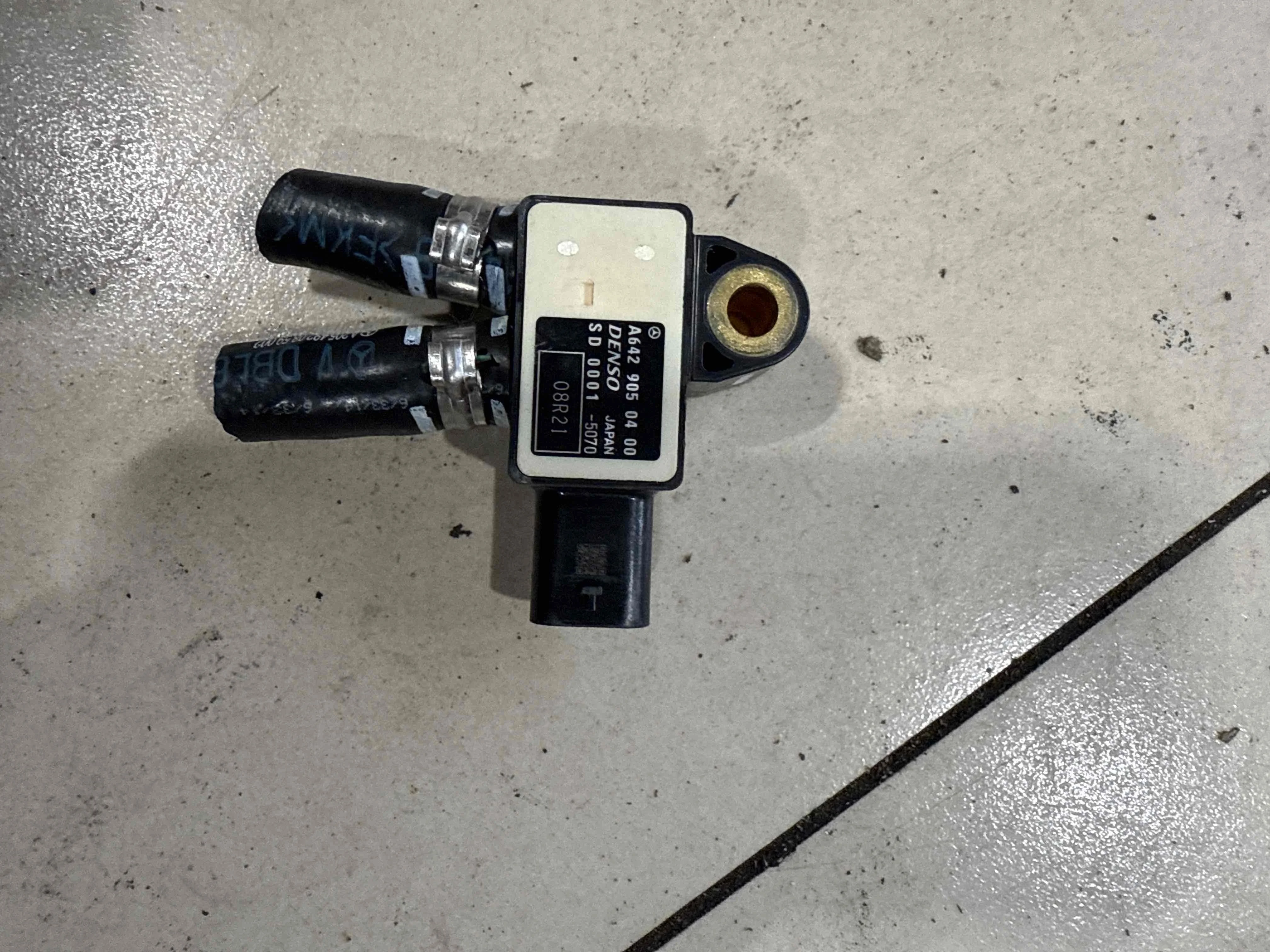 Датчик давления выхлопных газов Mercedes-Benz W205/S205/C205/A205 (2014—2018) A6429050400
; A0061539528; A6429050100; A0009056503 642826