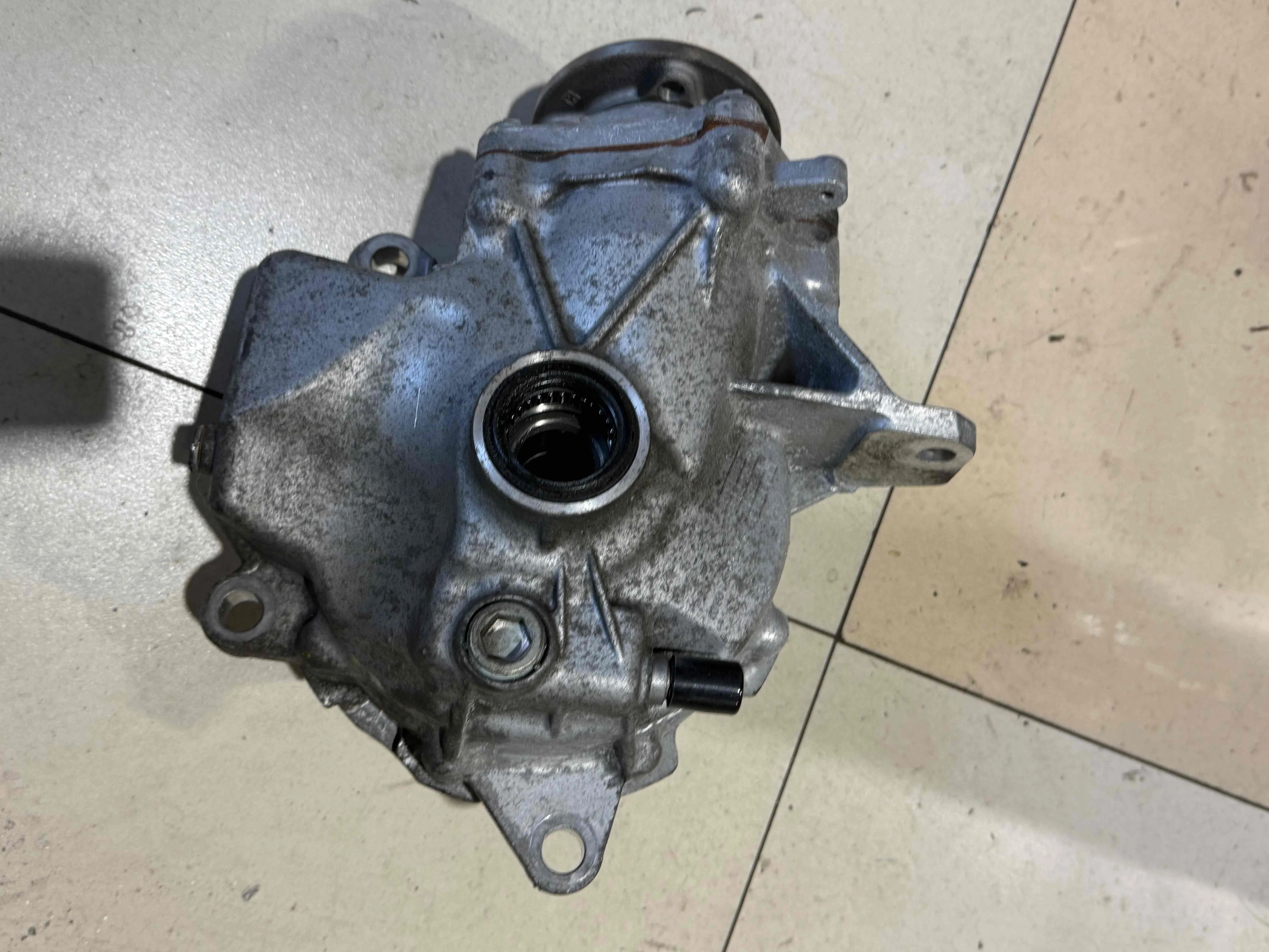 Редуктор переднего моста Mercedes-Benz W205/S205/C205/A205 (2014—2018) A2053304107
 651921