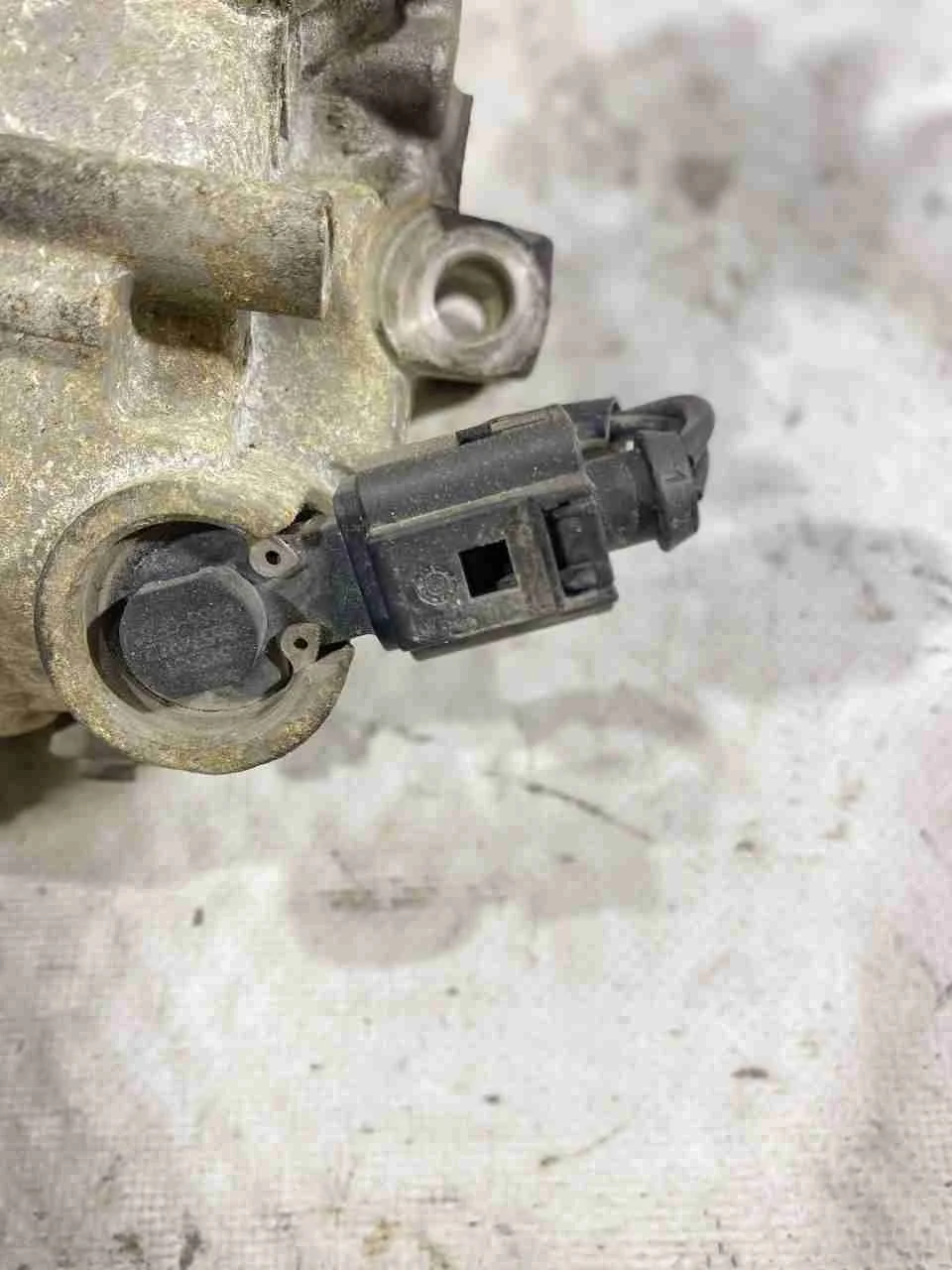 Компрессор кондиционера Volkswagen B6 (2005—2010) 5K0820803A