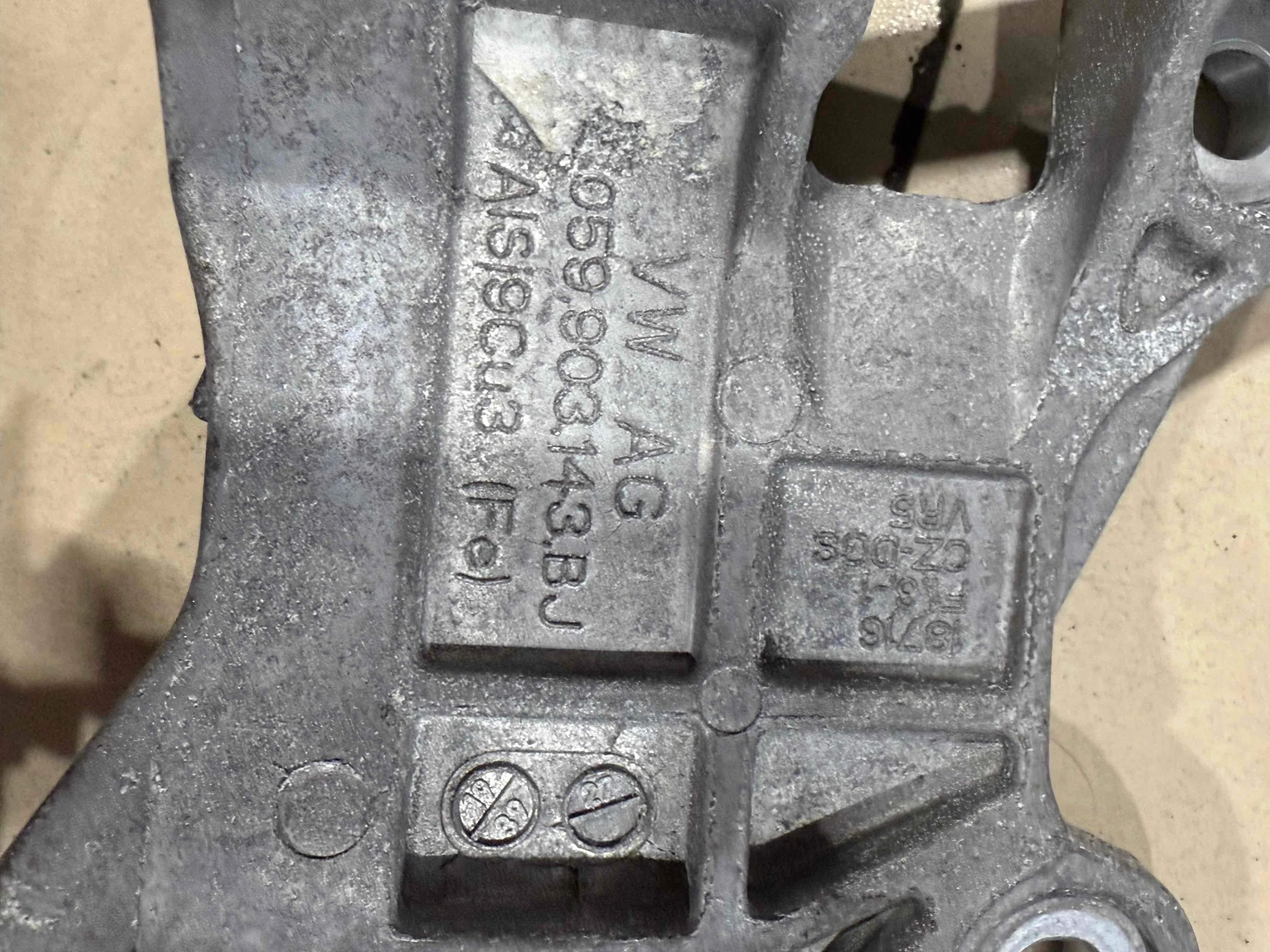 Кронштейн генератора Volkswagen I рестайлинг (2016—2023) 059903143BJ
 CVM