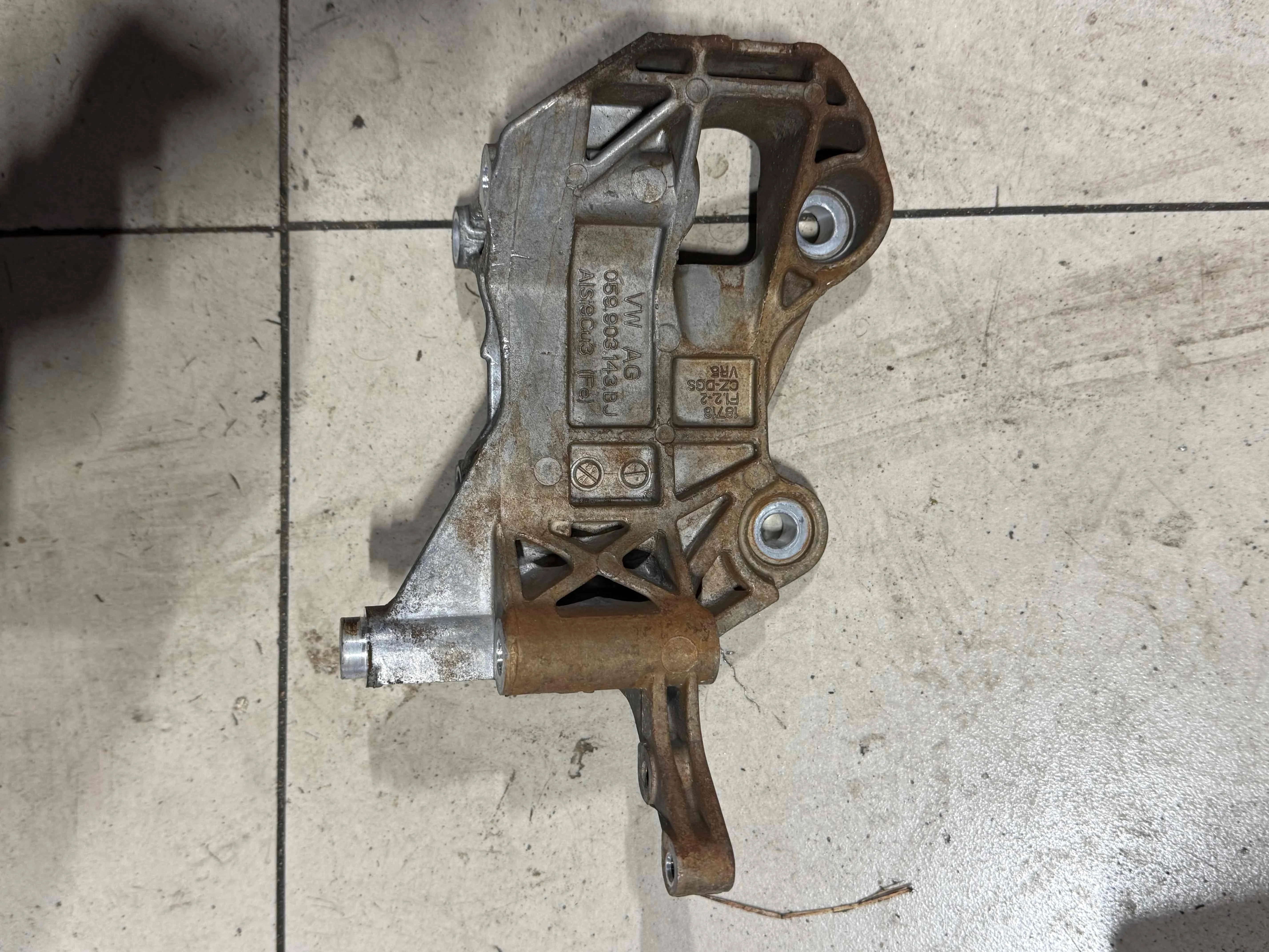 Кронштейн генератора Volkswagen I рестайлинг (2016—2023) 059903143BJ
 ddx