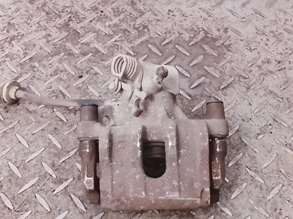 Суппорт тормозной Ford Focus 2210215 3, задний левый