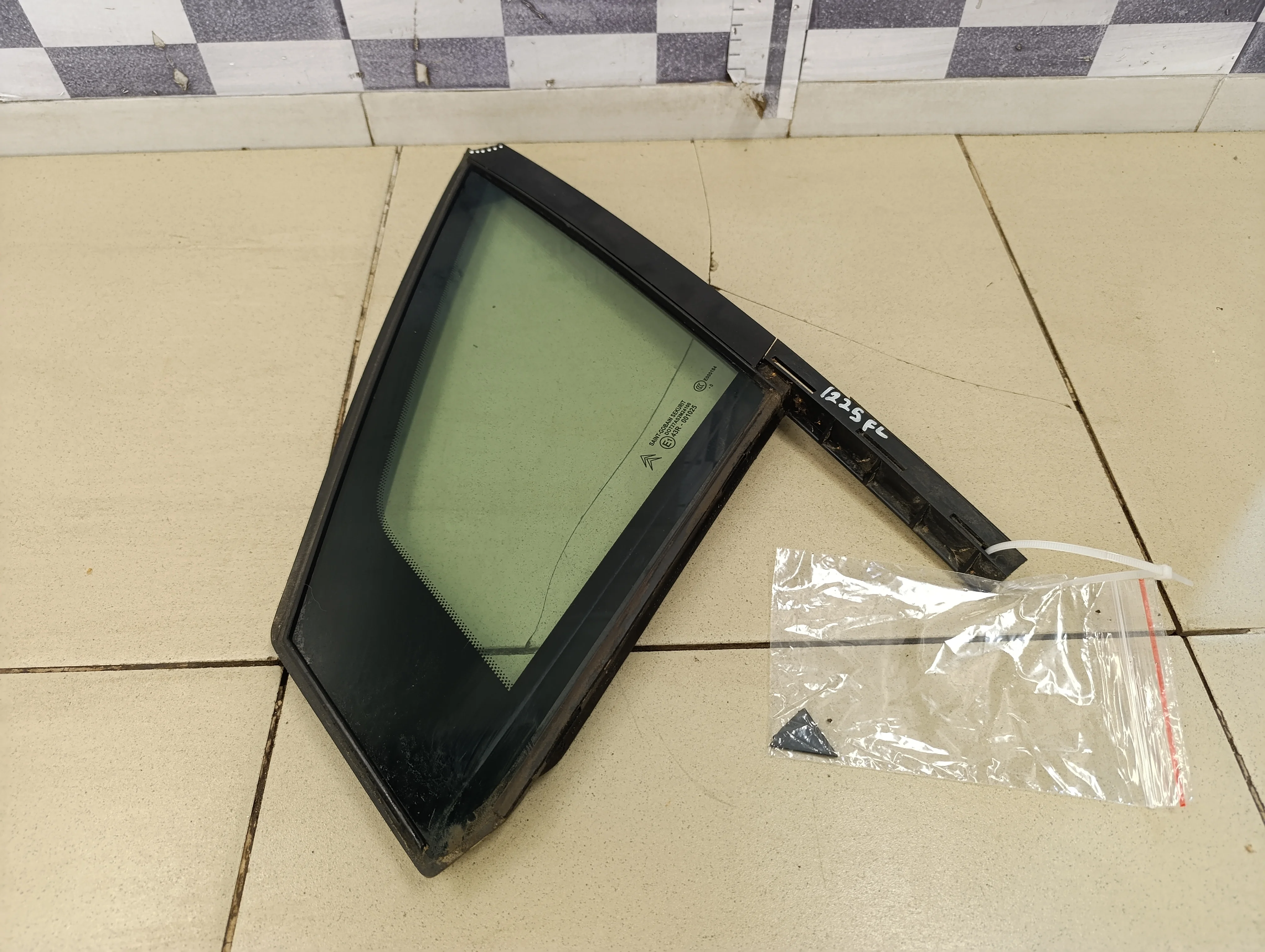 Стекло двери передней левой (форточка) C4 2005-2011