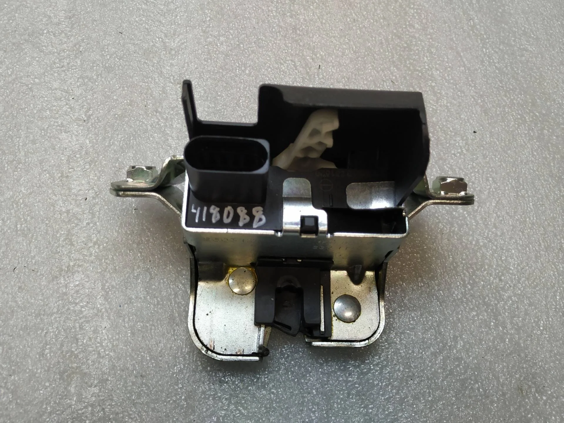 замок багажника Volkswagen Touareg 2 7P6