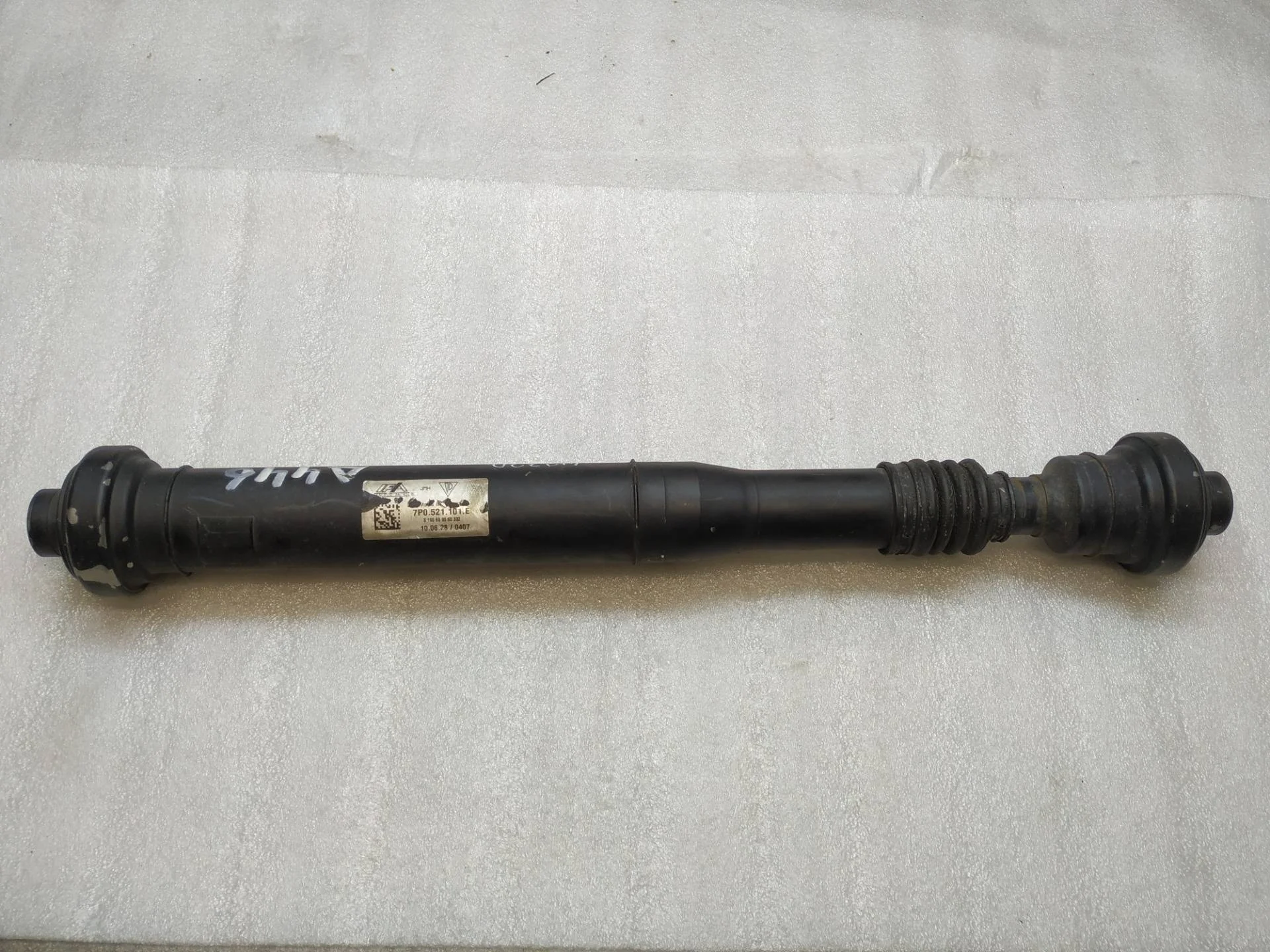 карданный вал передний Volkswagen Touareg 7P6 2011