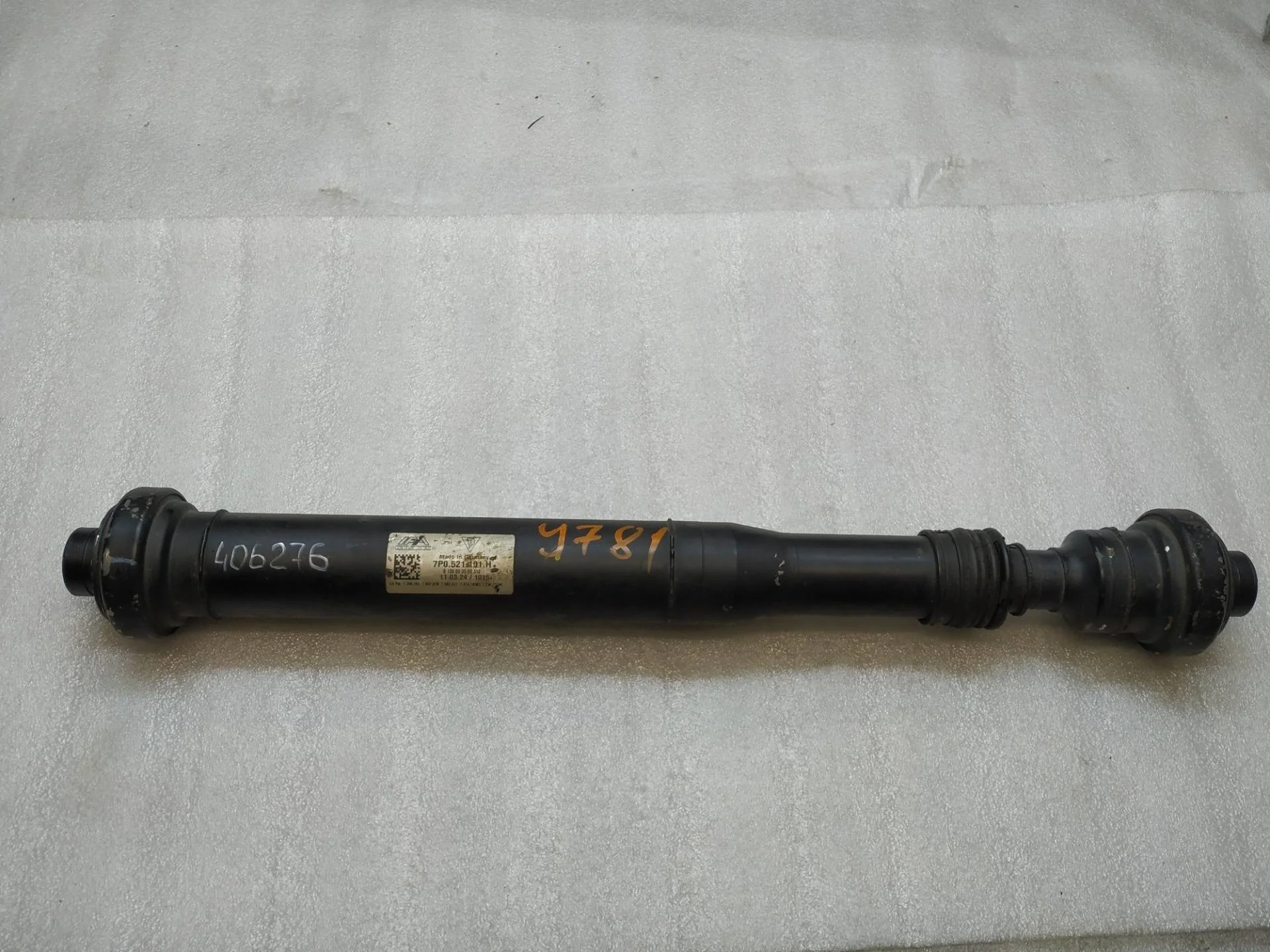 карданный вал передний Volkswagen Touareg 2 7P6 2011