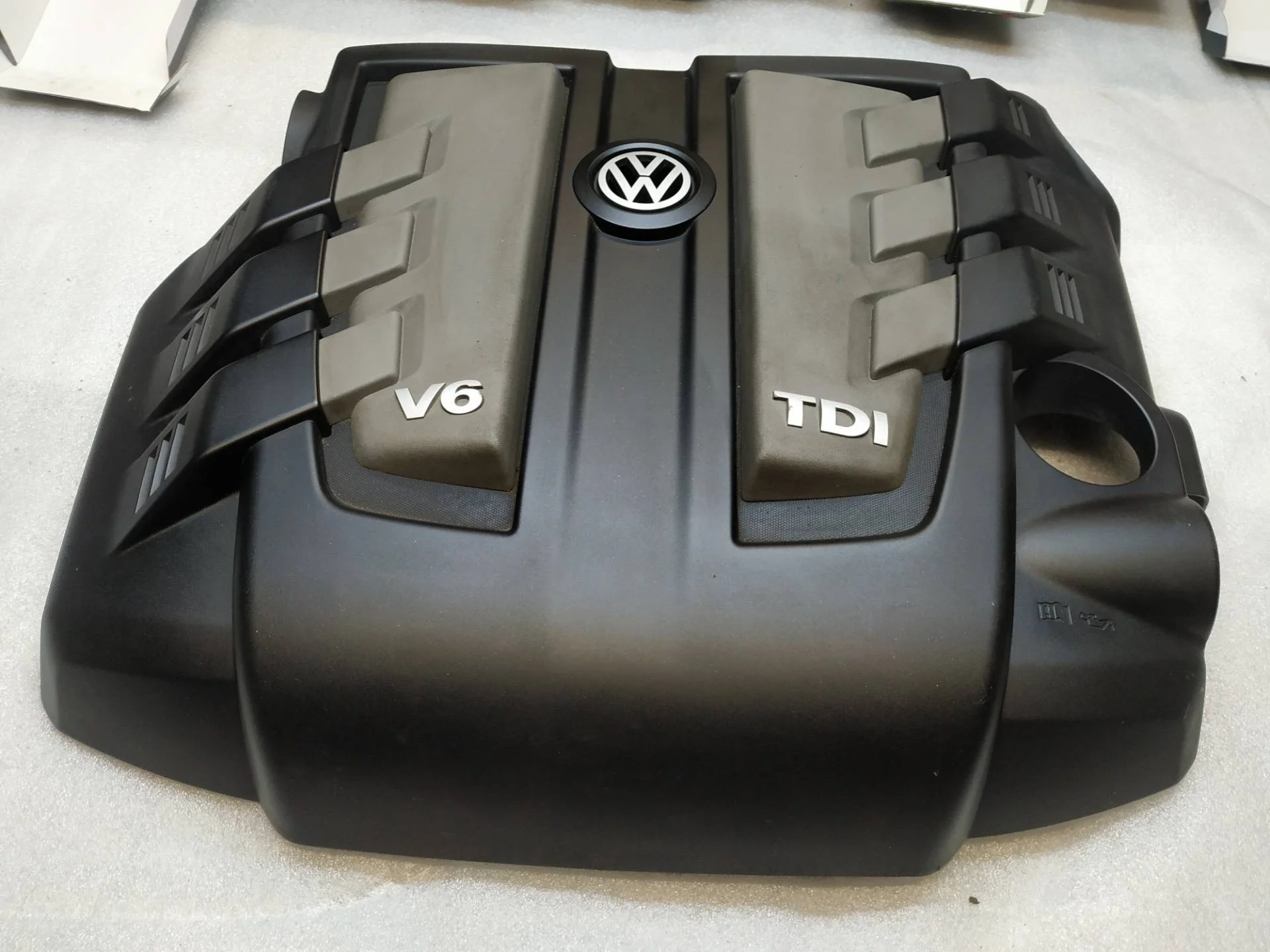 декоративная крышка двигателя Volkswagen Touareg 2 7P6