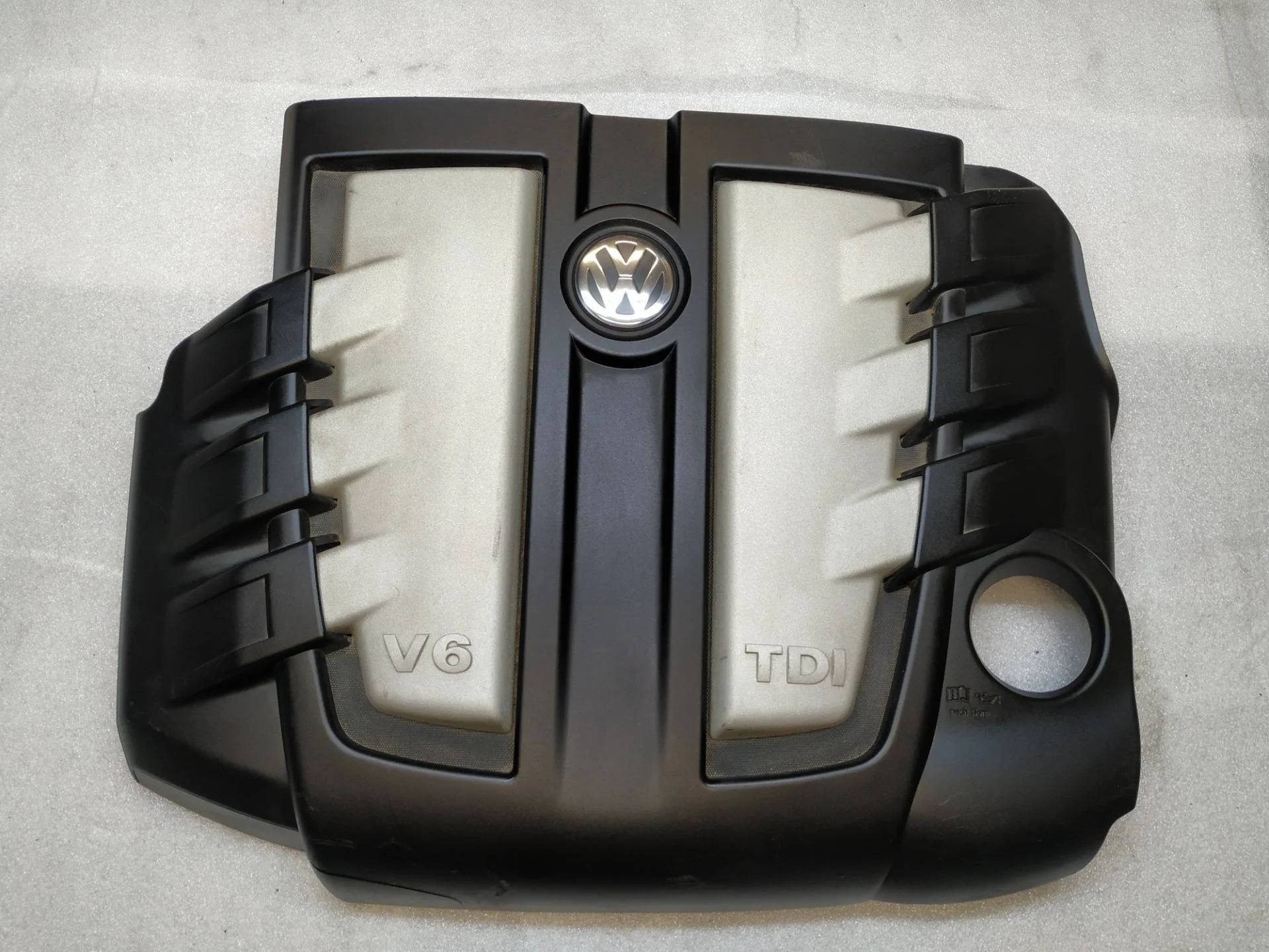 декоративная крышка двигателя Volkswagen Touareg 2 7P6 2012
