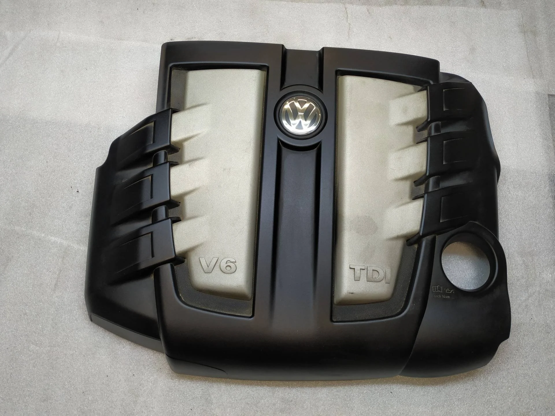 декоративная крышка двигателя Volkswagen Touareg 2 7P6 2011