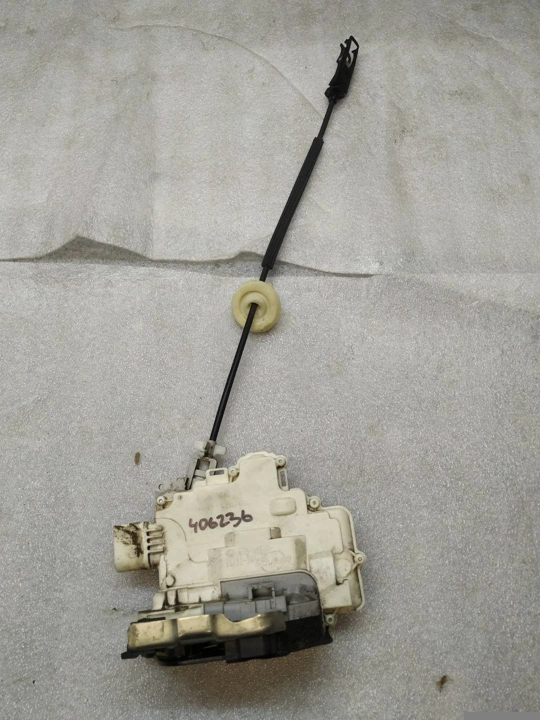 замок двери задней левой Volkswagen Touareg 2 7P6 2011