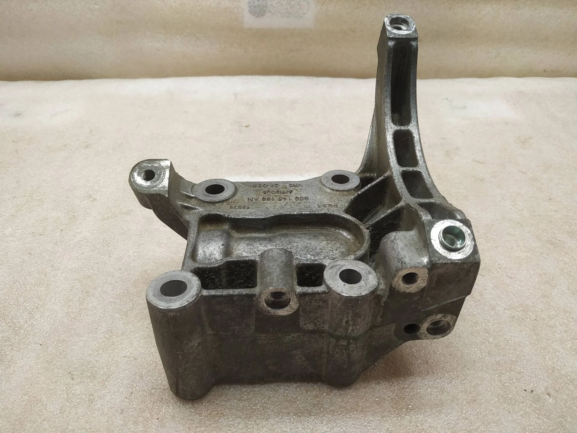 кронштейн компрессора кондиционера Volkswagen Touareg 2 7P6 2013