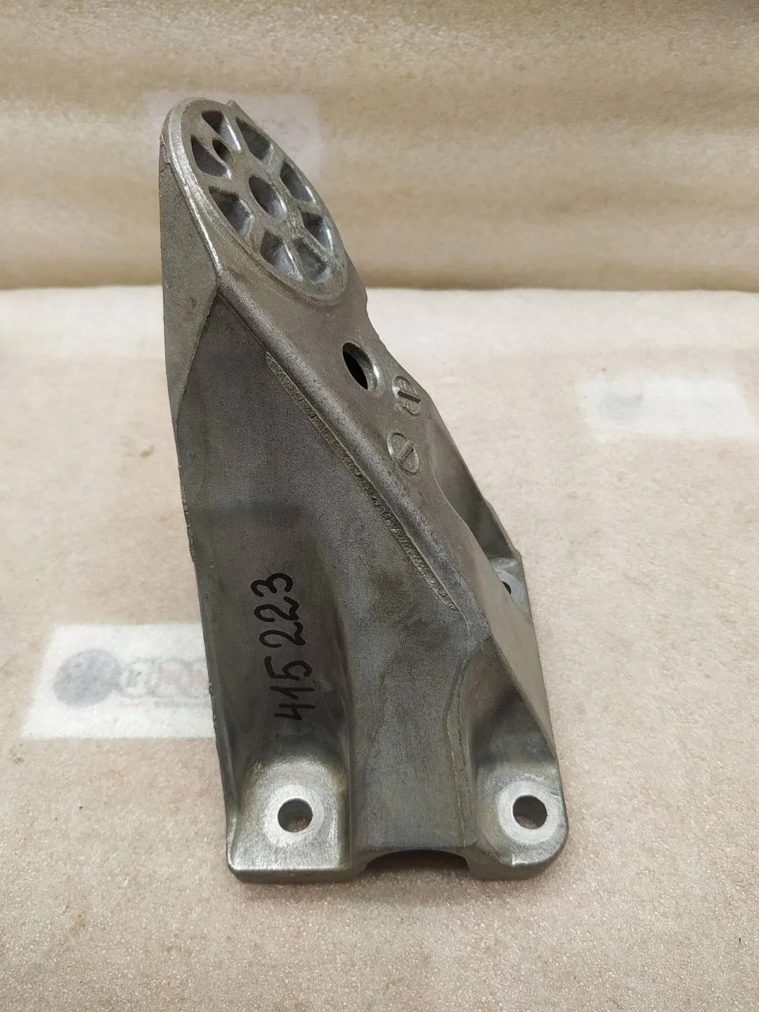 кронштейн двигателя правый Volkswagen Touareg 2 7P6 2013