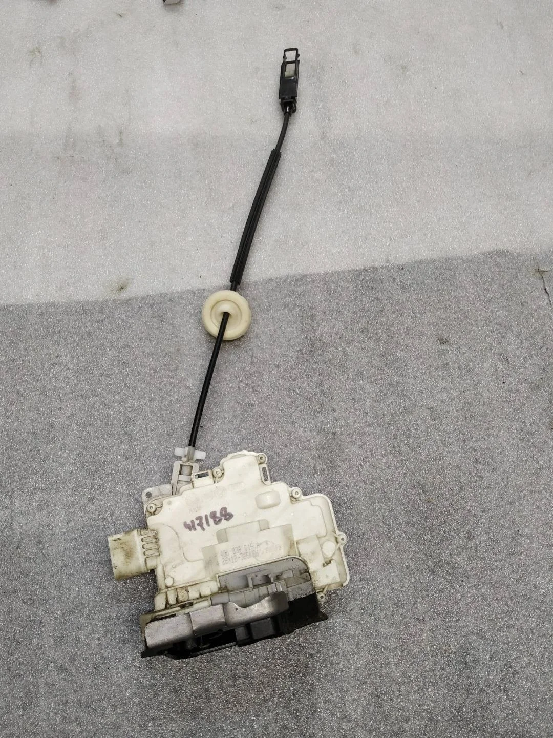 замок двери задней левой Volkswagen Touareg 2 7P6 2012