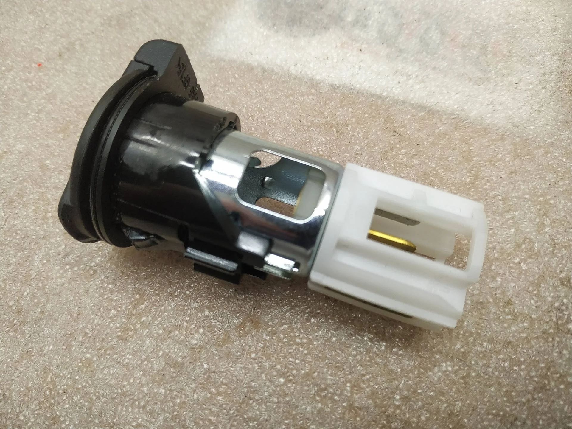 прикуриватель Volkswagen Touareg 2 7P6 2012