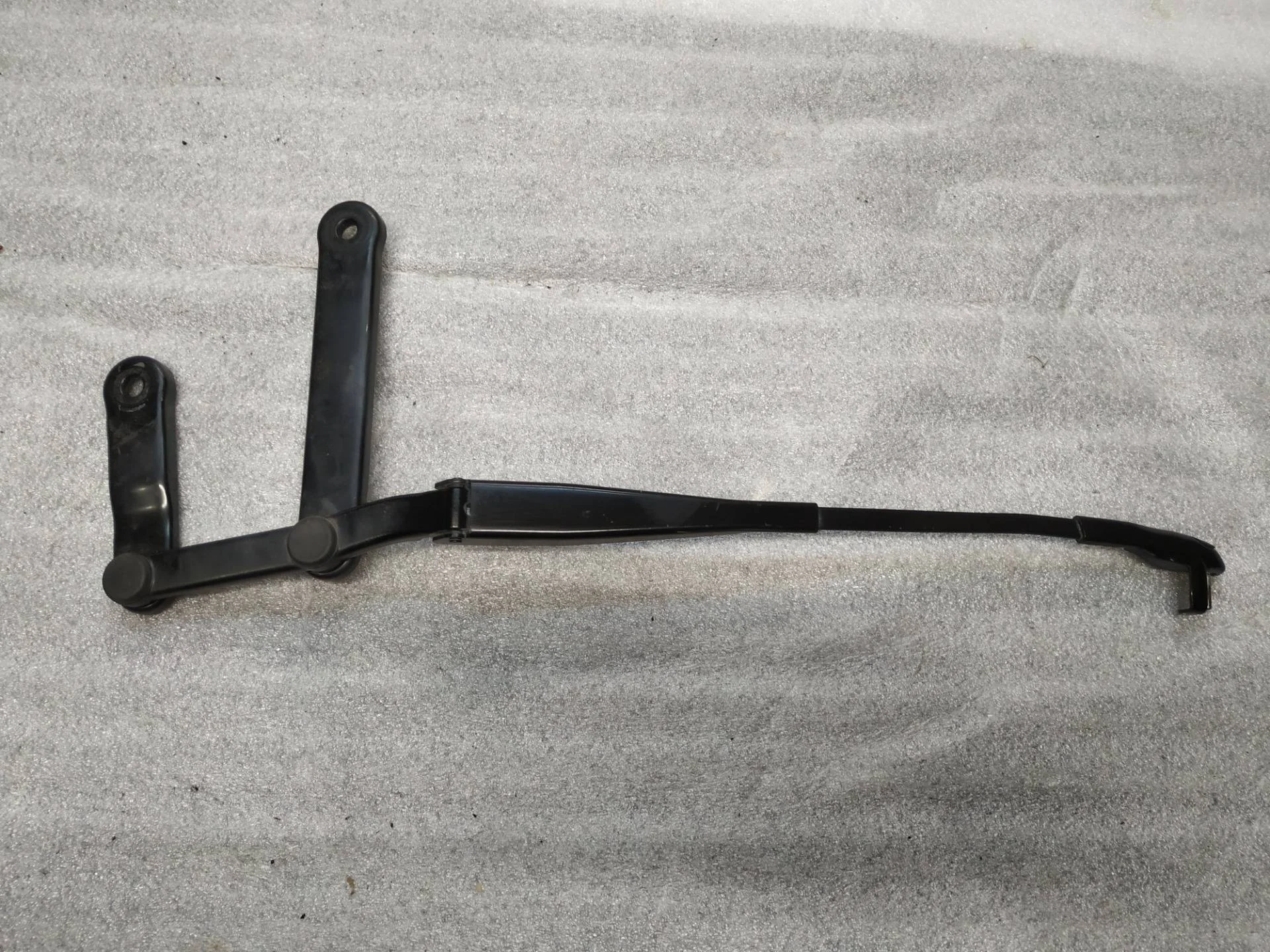 поводок стеклоочистителя правый Volkswagen Touareg 2 7P6 2011