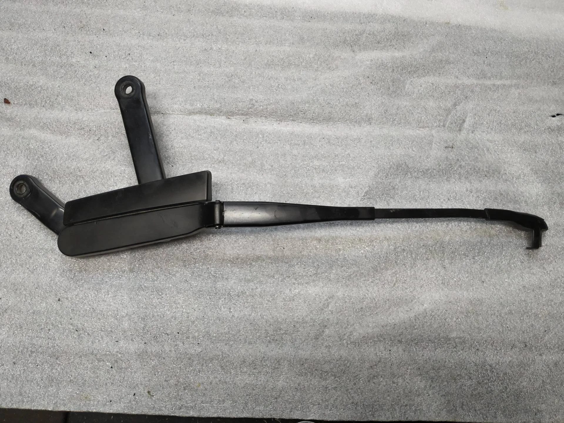 поводок стеклоочистителя правый Volkswagen Touareg 2 7P6 2013