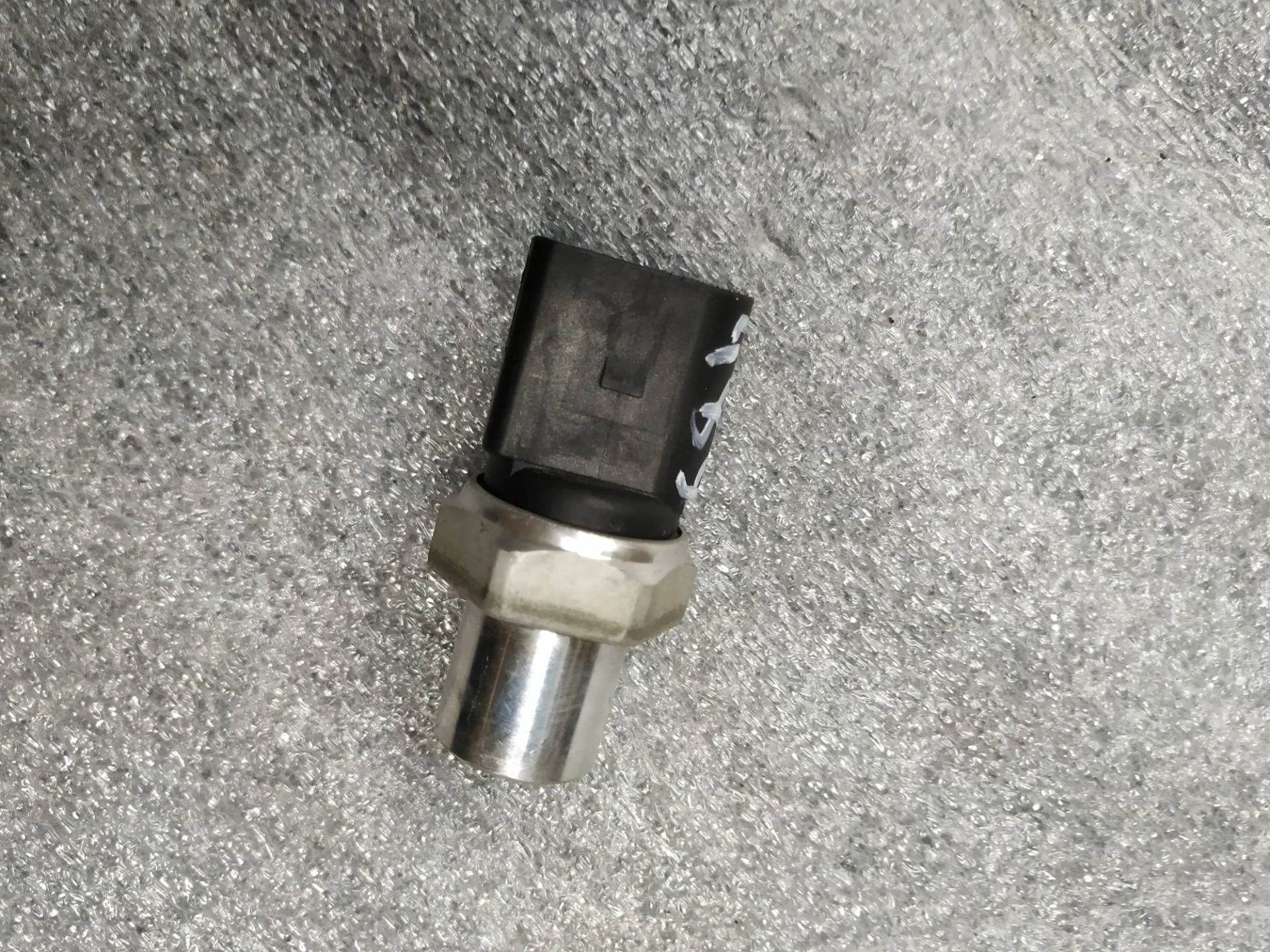 датчик давления масла Volkswagen Touareg 2 7P6 2013