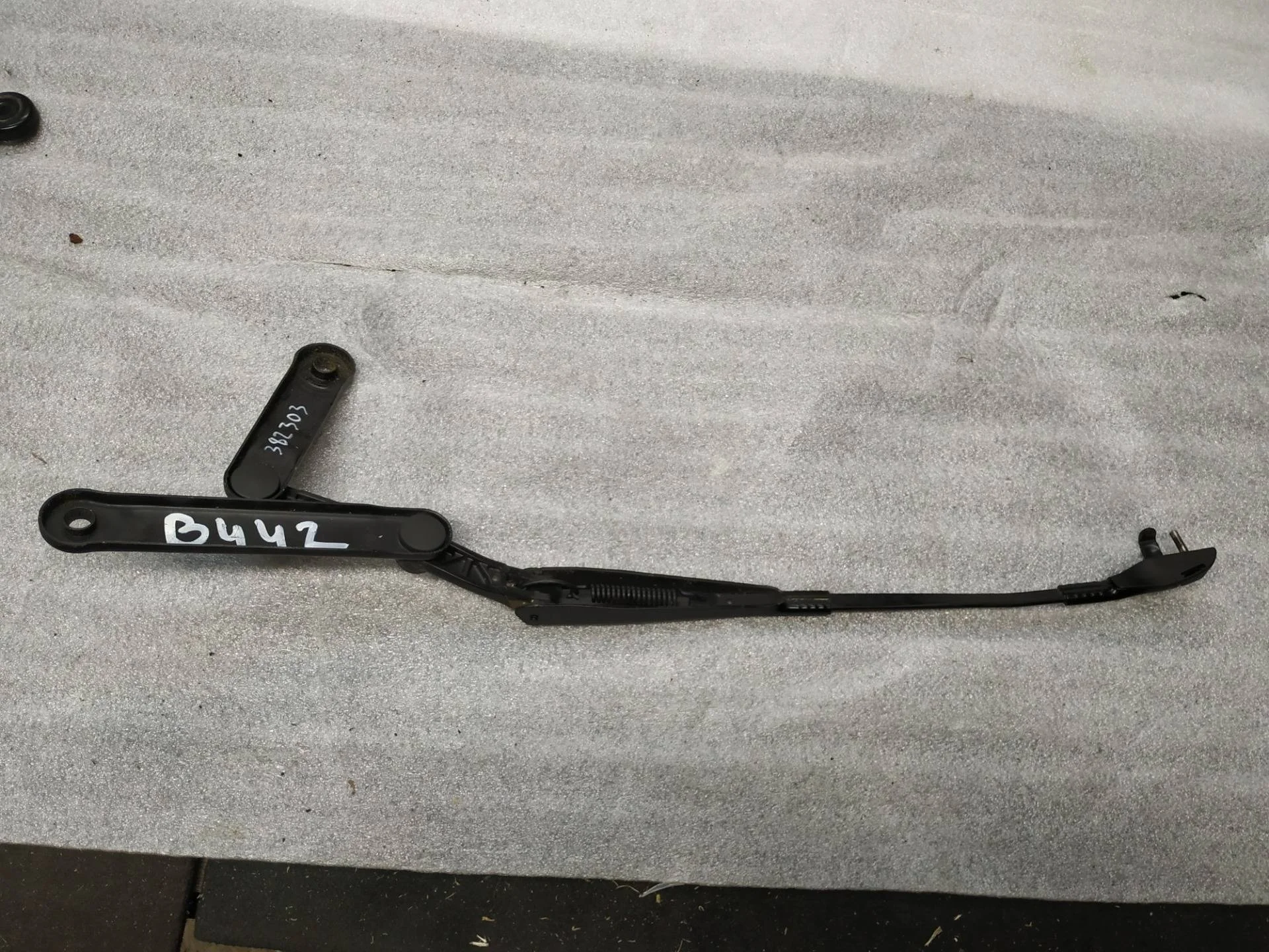 поводок стеклоочистителя правый Volkswagen Touareg 2 7P6 2011