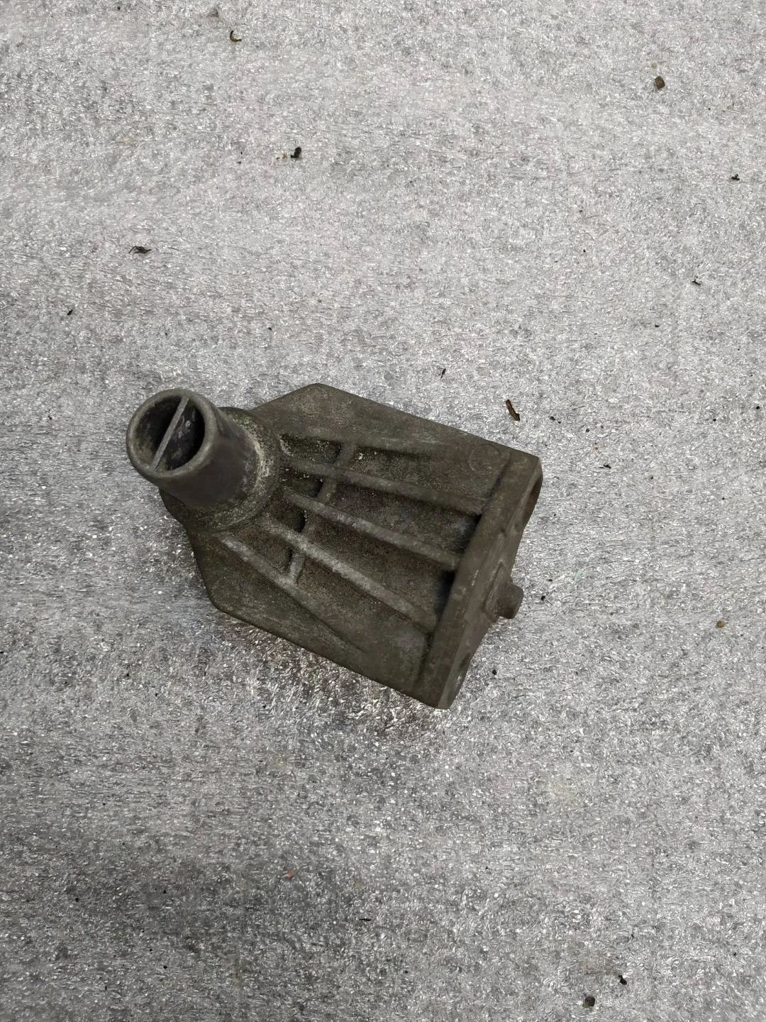 кронштейн (крепление) Volkswagen Touareg 2 7P6 2013