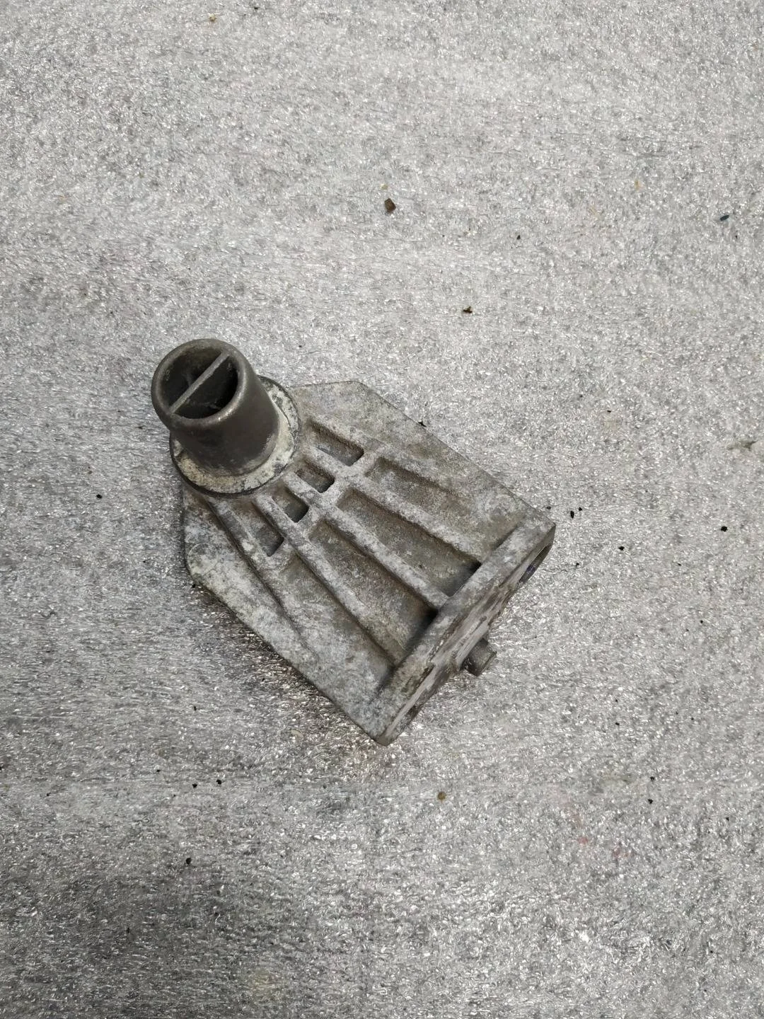 кронштейн (крепление) Volkswagen Touareg 2 7P6 2013