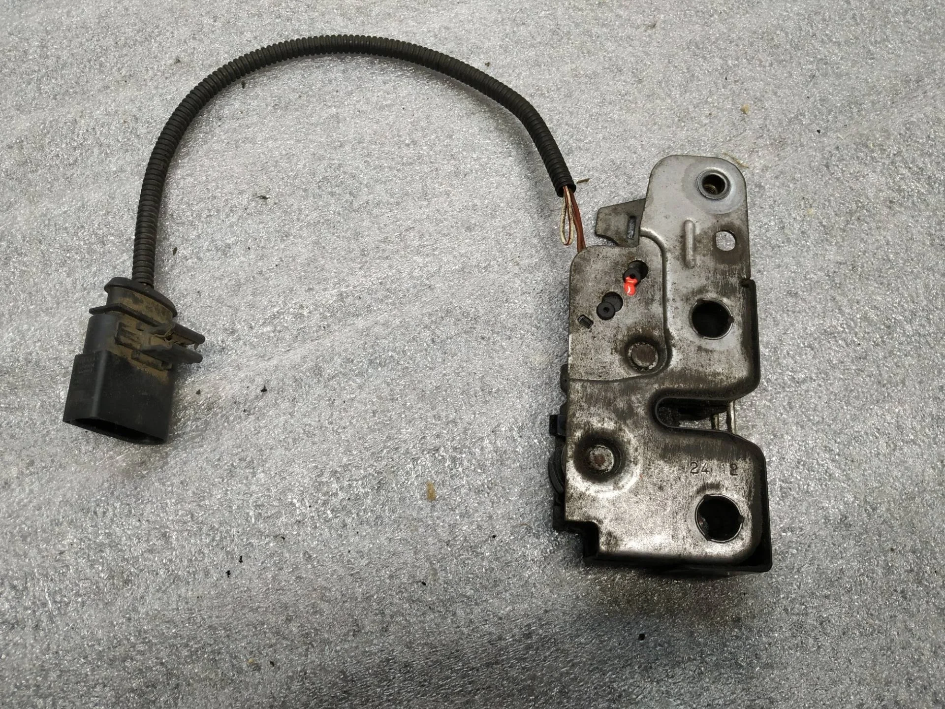 замок капота Volkswagen Touareg 2 7P6 2013