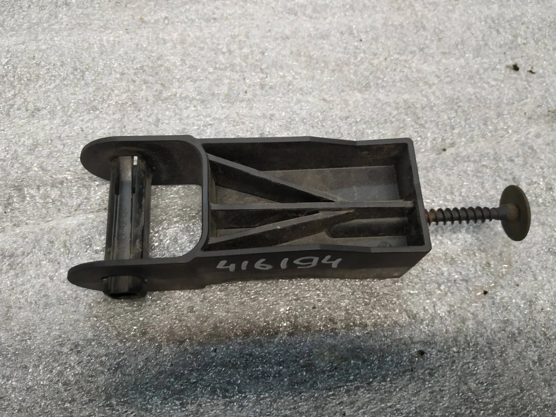 кронштейн (крепление) правый Volkswagen Touareg 2 7P6 2013