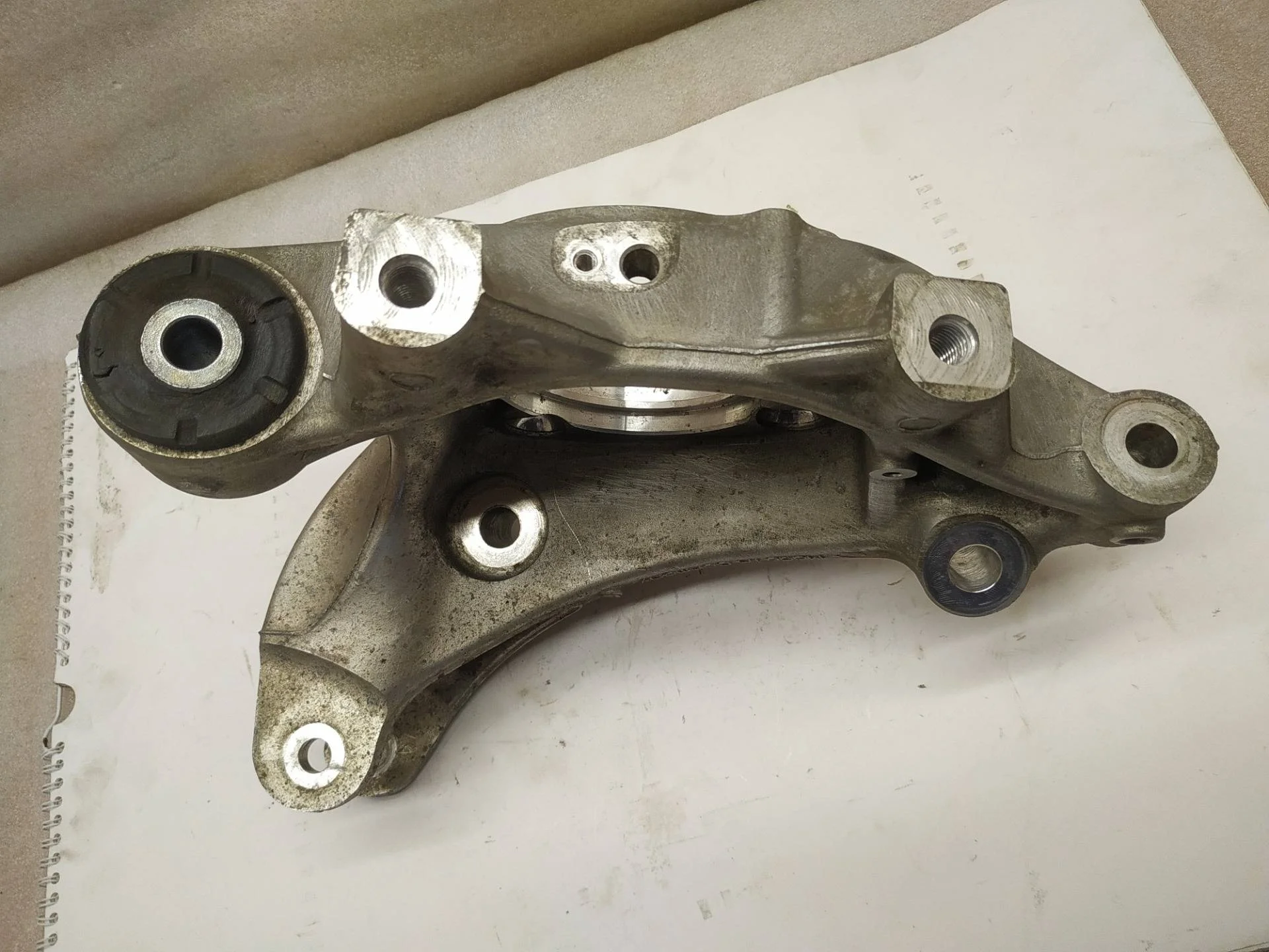 кулак задний правый Volkswagen Touareg 2 7P6 2012