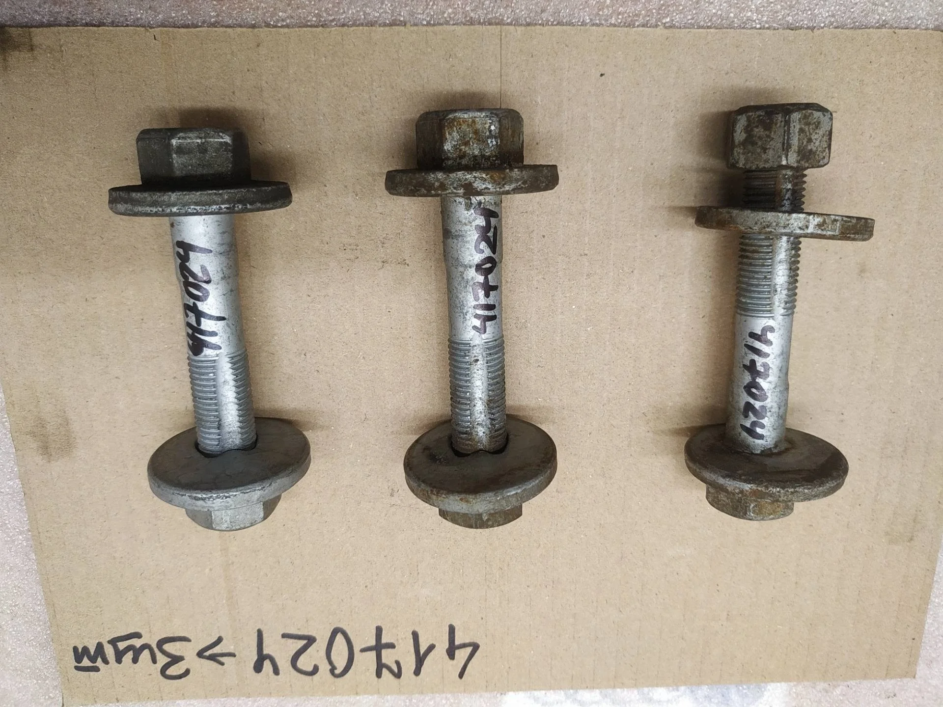 Болт эксцентрик Volkswagen Touareg 2 7P6 2012