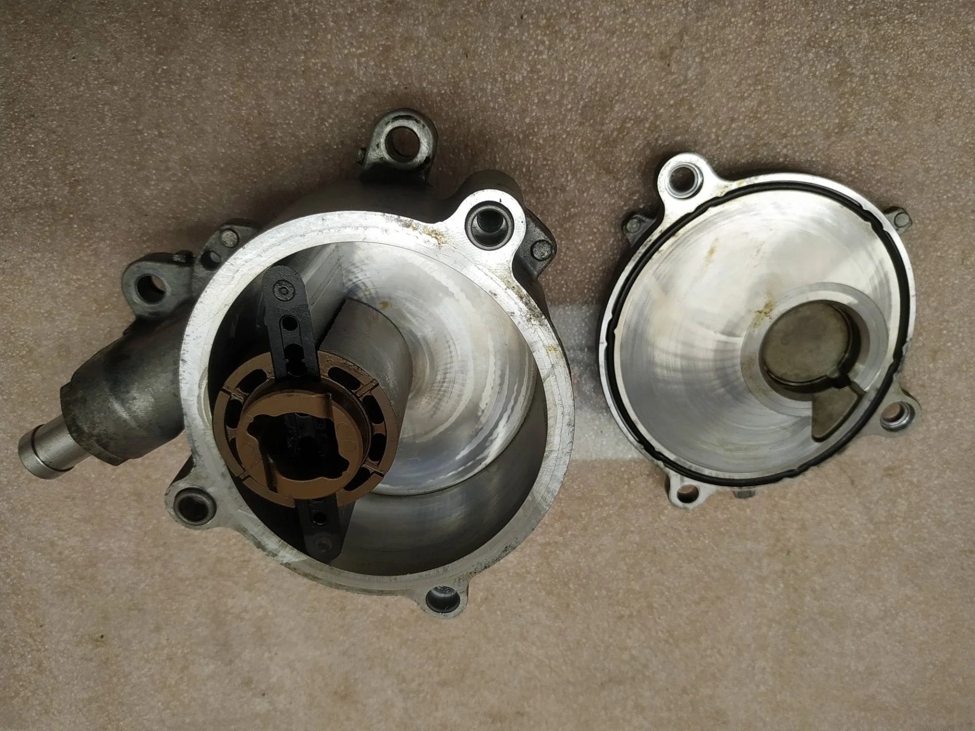 вакуумный насос Volkswagen Touareg 2 7P6 2012