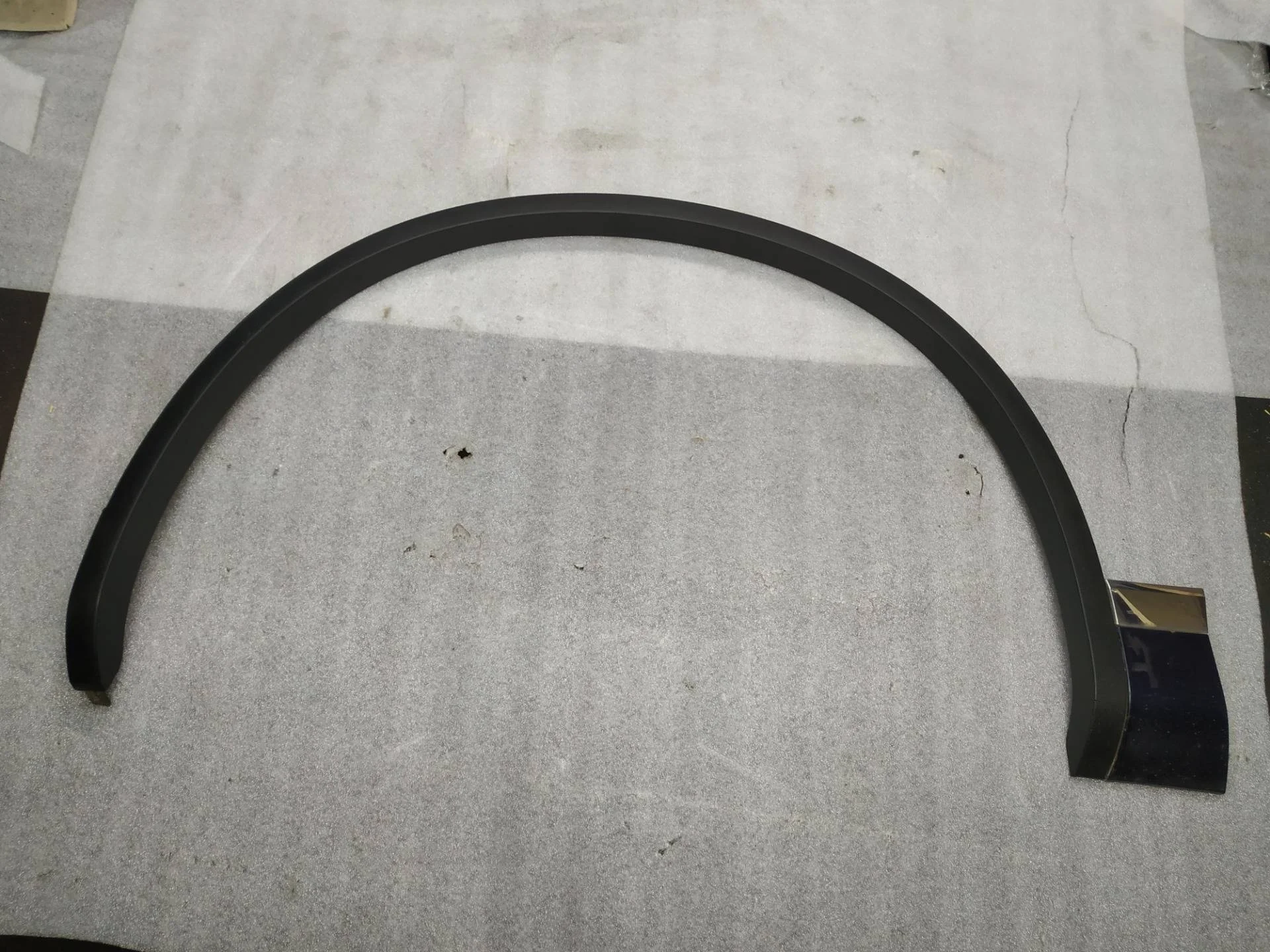 накладка колесной арки передний левый Volkswagen Touareg 2 7P6 2011