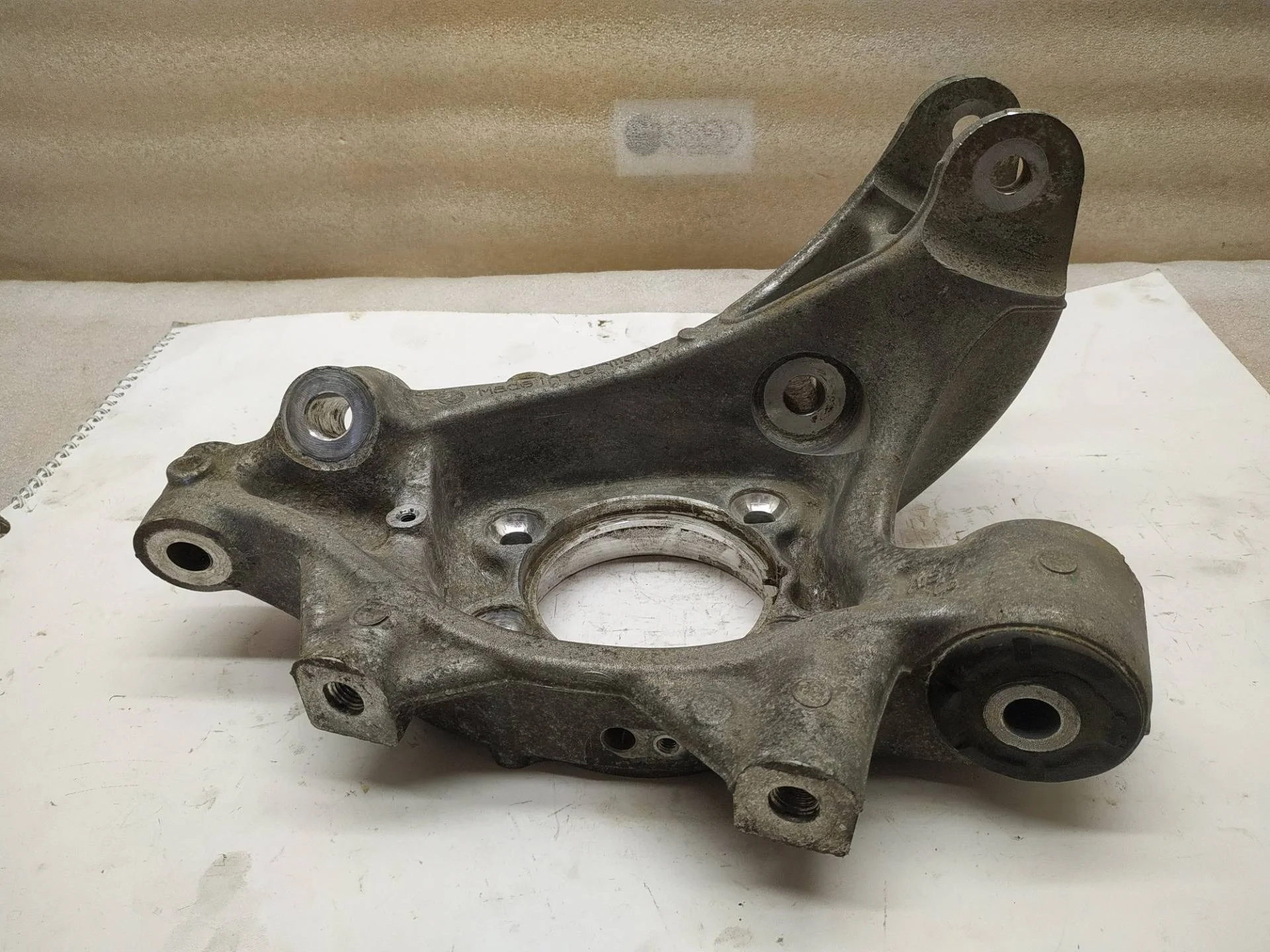 кулак задний правый Volkswagen Touareg 2 7P6 2013