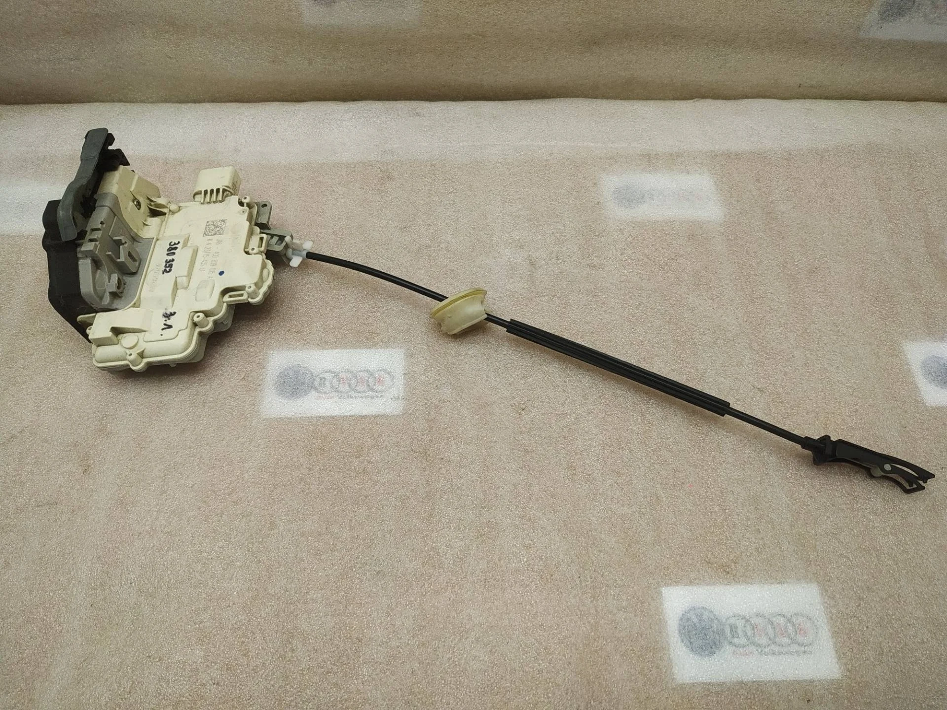 замок двери задней левой Volkswagen Touareg 2 7P6 2016