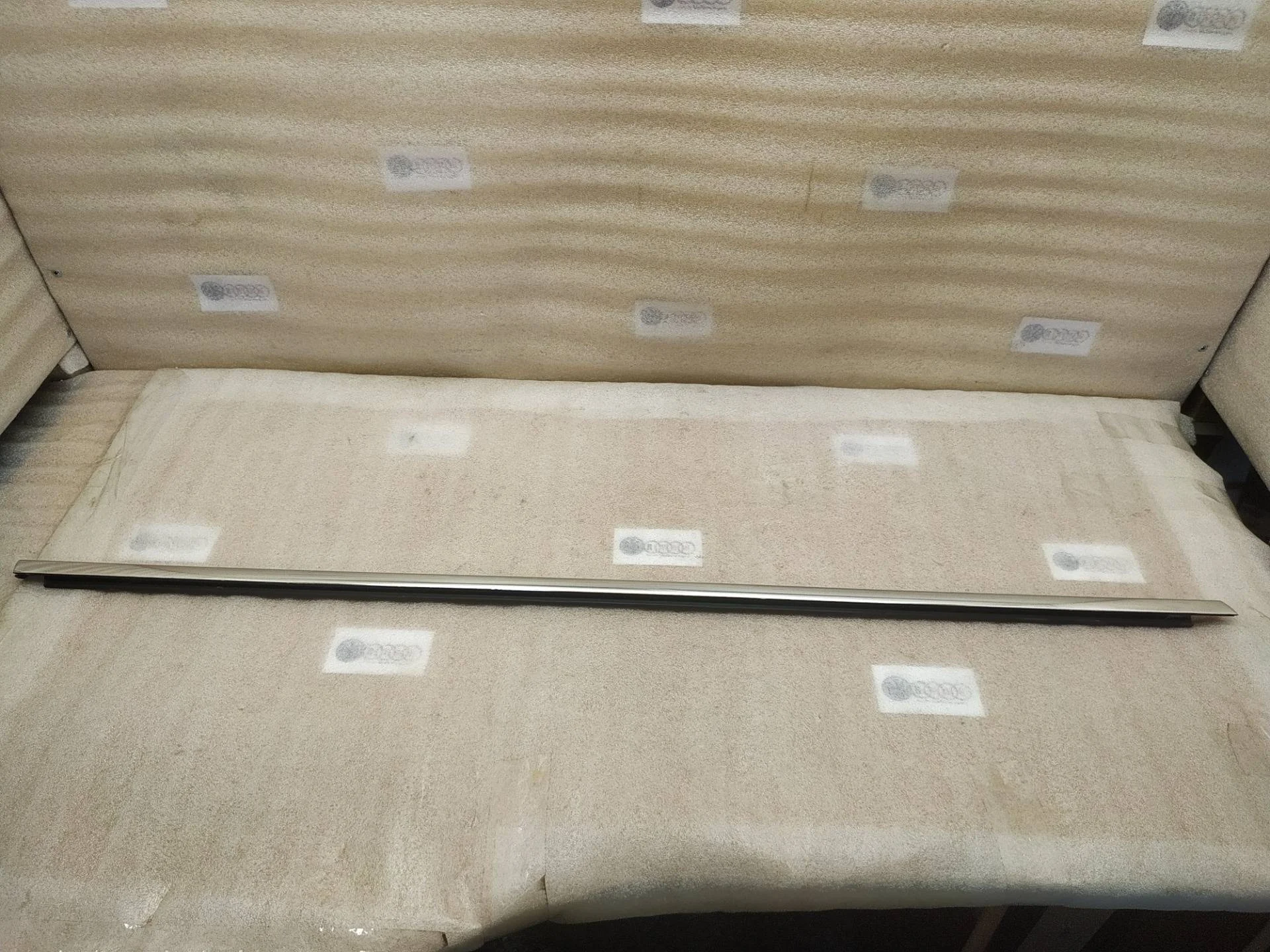 молдинг двери передней правой Volkswagen Touareg 2 7P6 2013