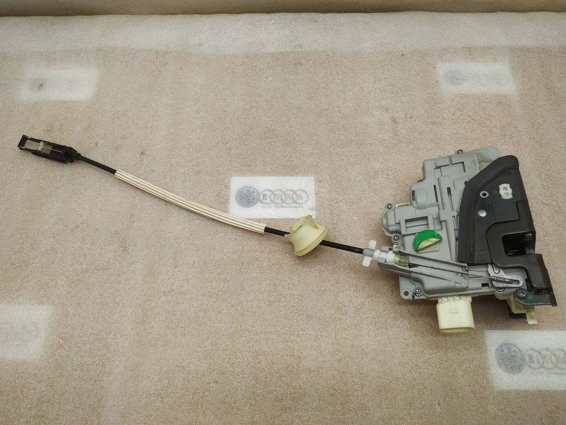 замок двери передней правой Volkswagen Touareg 2 7P6 2013