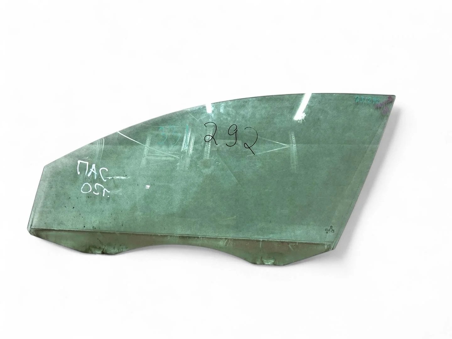 стекло двери передней левой Volkswagen Passat B6  2005