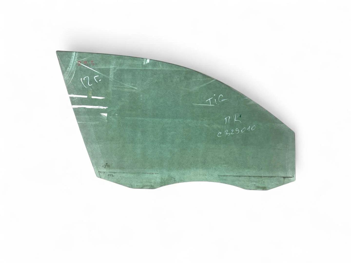 стекло двери передней правой Volkswagen Tiguan  2012