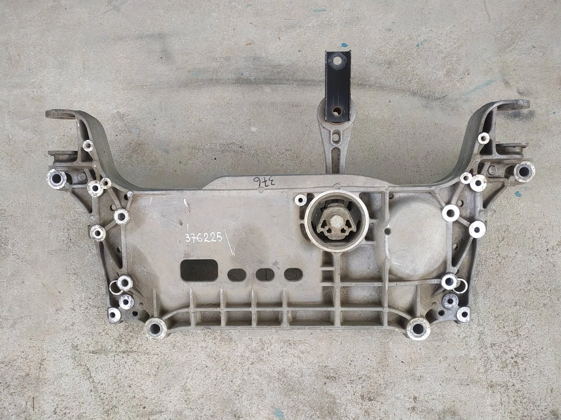 передняя балка (подрамник) Volkswagen Tiguan  2011