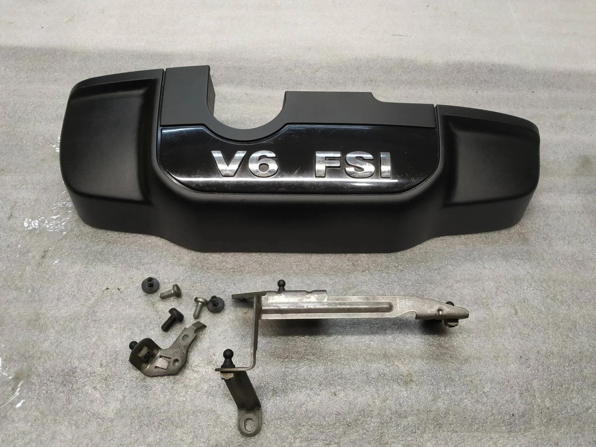 крышка двигателя Volkswagen Touareg 7P6 2011