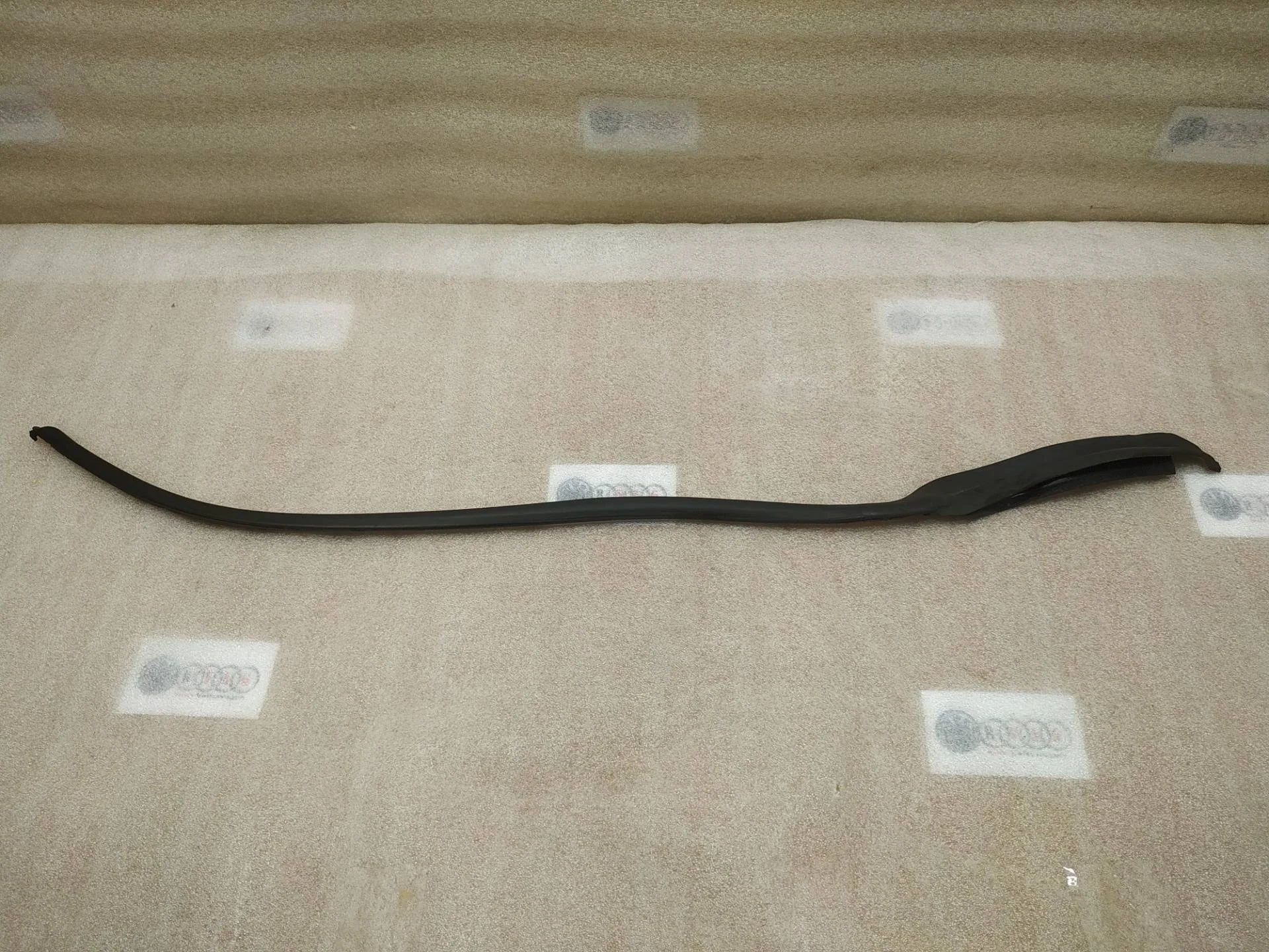 уплотнитель дверного проема задний правый Volkswagen Touareg 7P6 2011