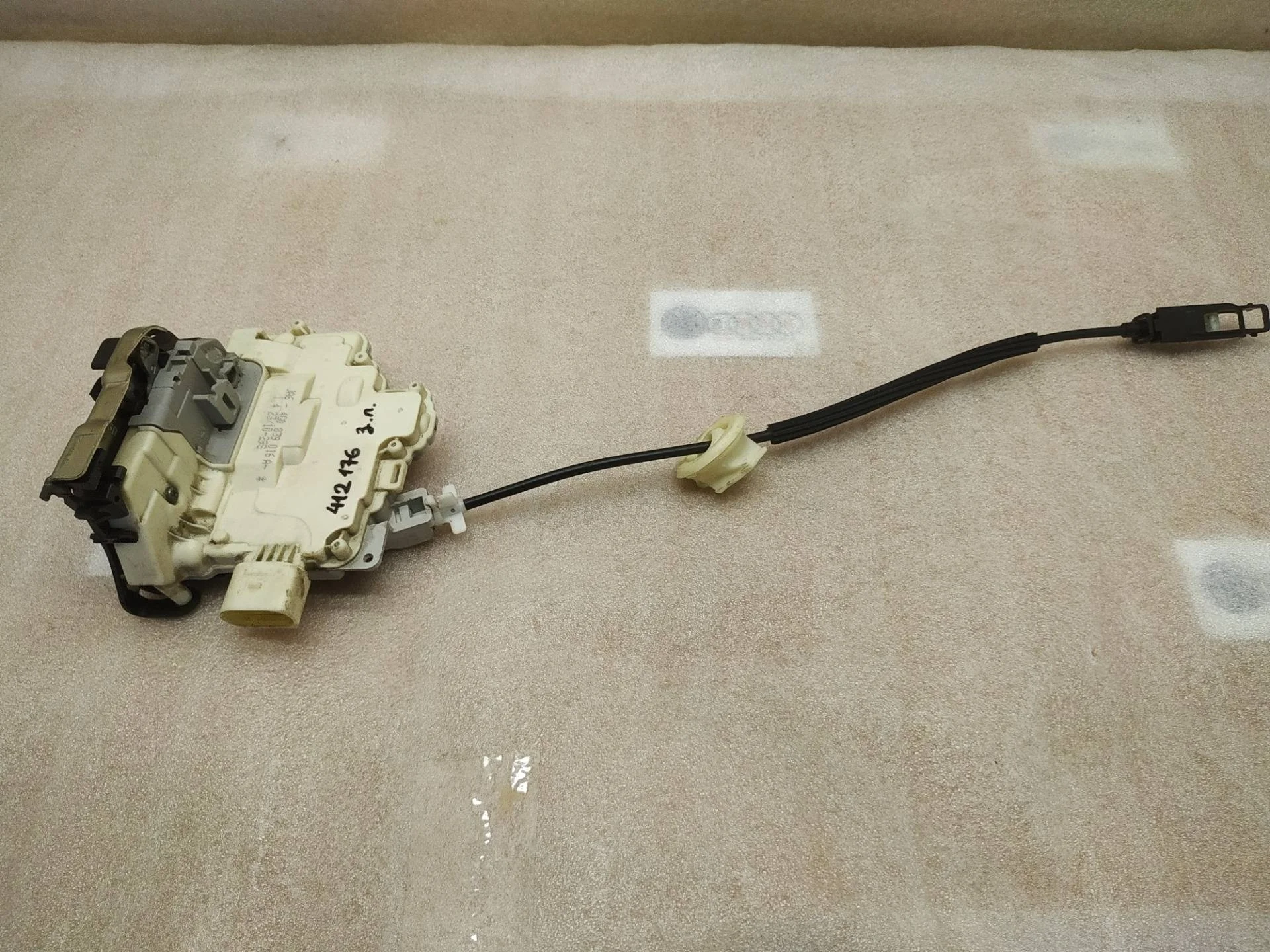 замок двери задней правой Volkswagen Touareg 7P6 2011