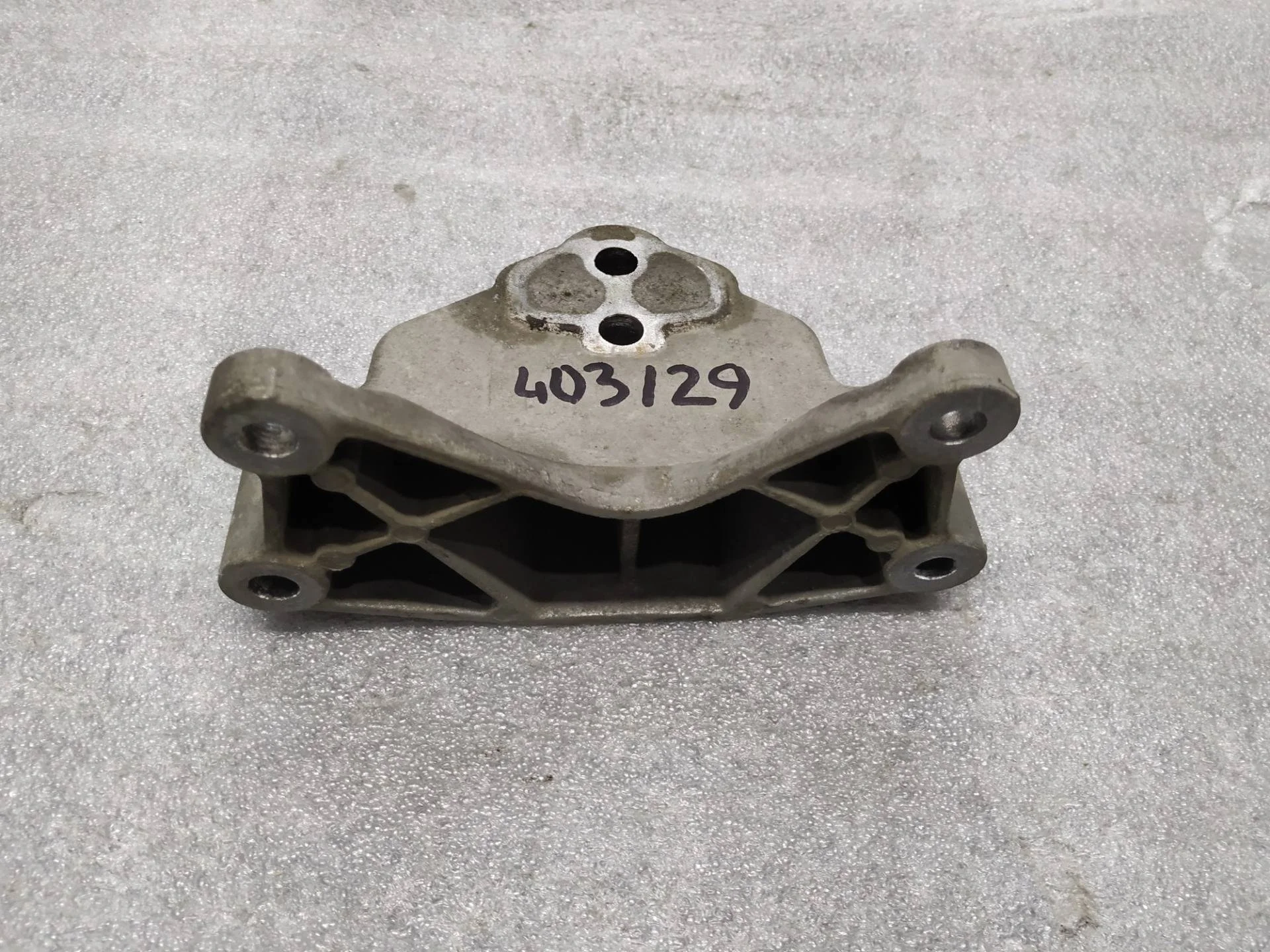 Лапа крепления раздатки Volkswagen Touareg 2 7P6 2011