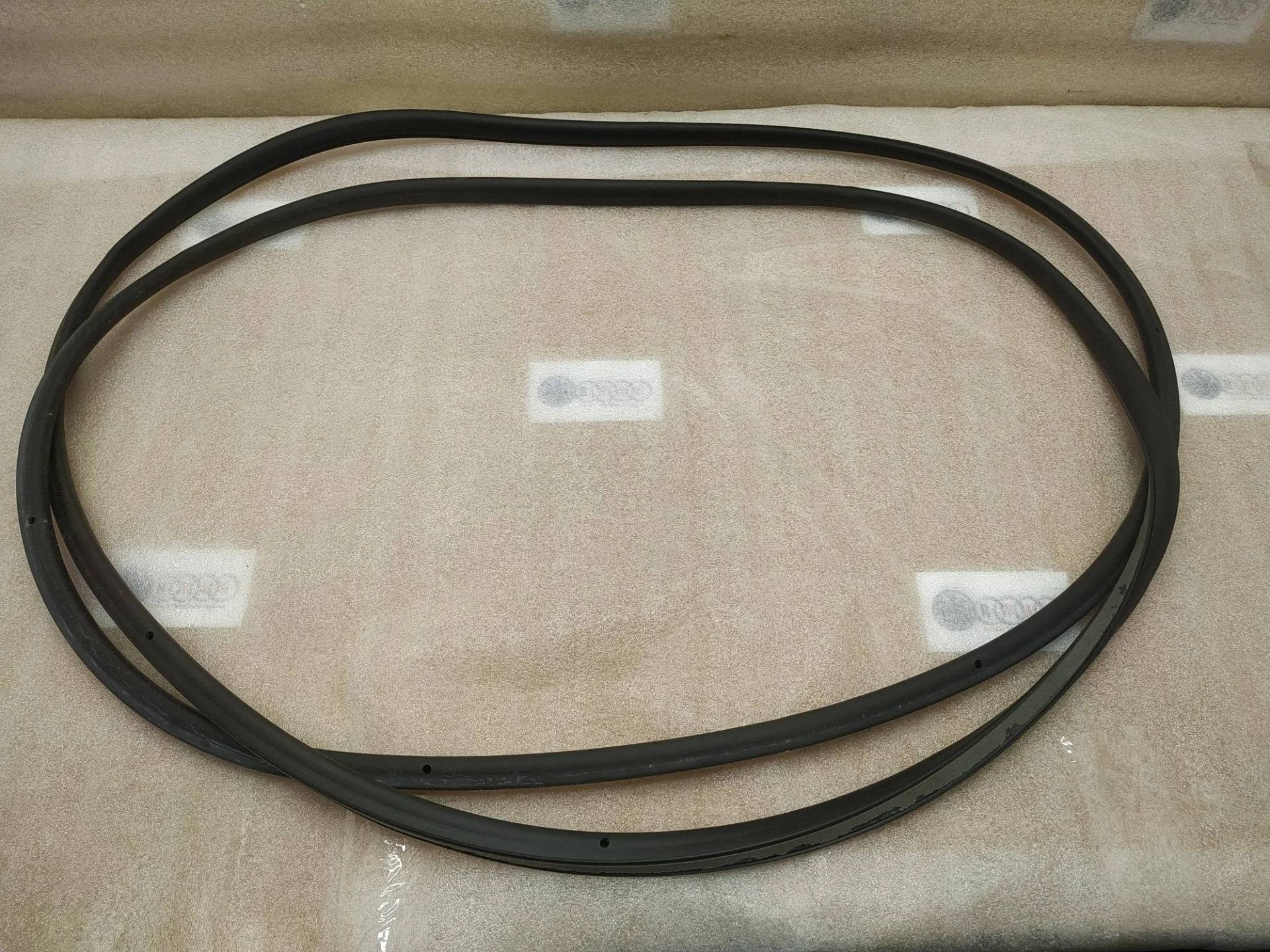 уплотнитель дверного проема передний Volkswagen Touareg 2 7P6 2015