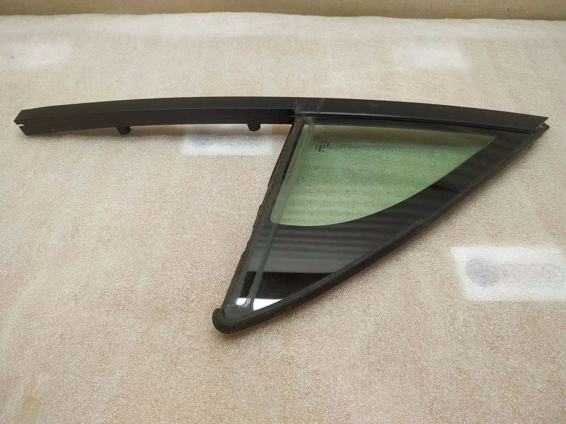 стекло двери передней правой Volkswagen Touareg 2 7P6 2015